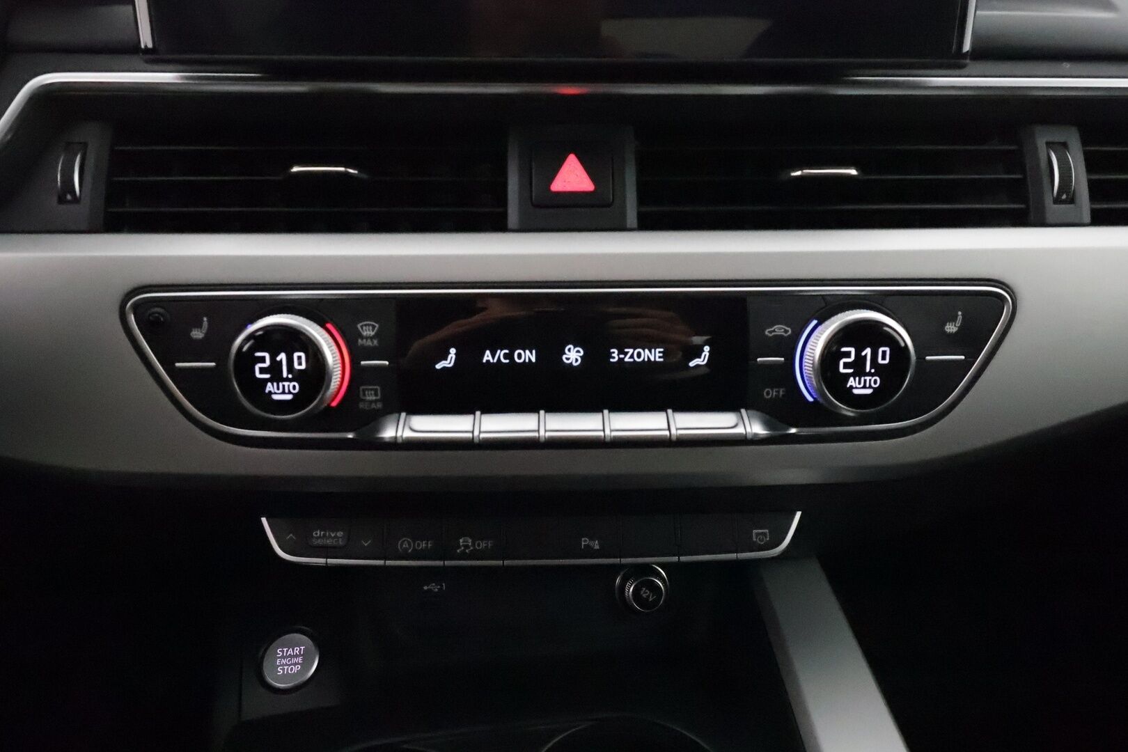 Audi A4 2020 Avant Business Advanced Comfort Edition 40 TFSI 140 kW MHEV S tronic * Urheiluistuimet / Koukku / Webasto / P. Kamera / LED-Valot / Apple&Android / KeylessGo * - 1 om. Suomi-Auto / 2x Renkaat / Todella hyvällä historialla *