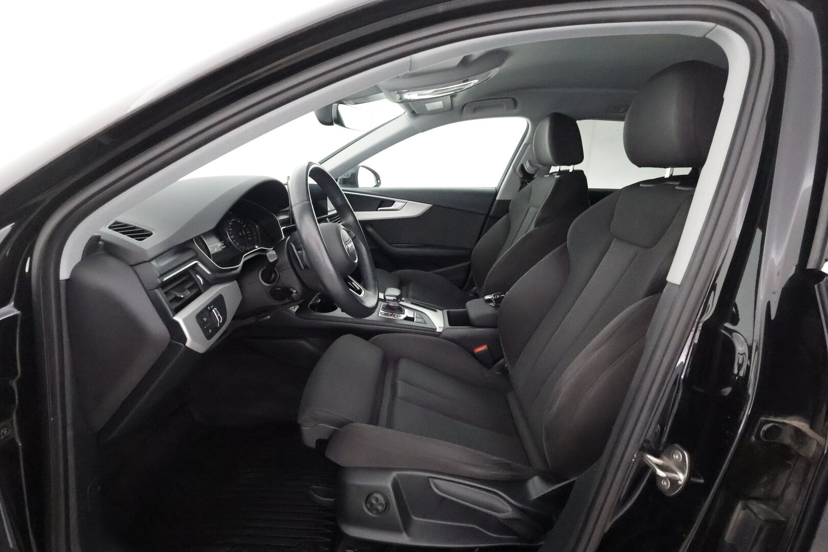 Audi A4 2020 Avant Business Advanced Comfort Edition 40 TFSI 140 kW MHEV S tronic * Urheiluistuimet / Koukku / Webasto / P. Kamera / LED-Valot / Apple&Android / KeylessGo * - 1 om. Suomi-Auto / 2x Renkaat / Todella hyvällä historialla *
