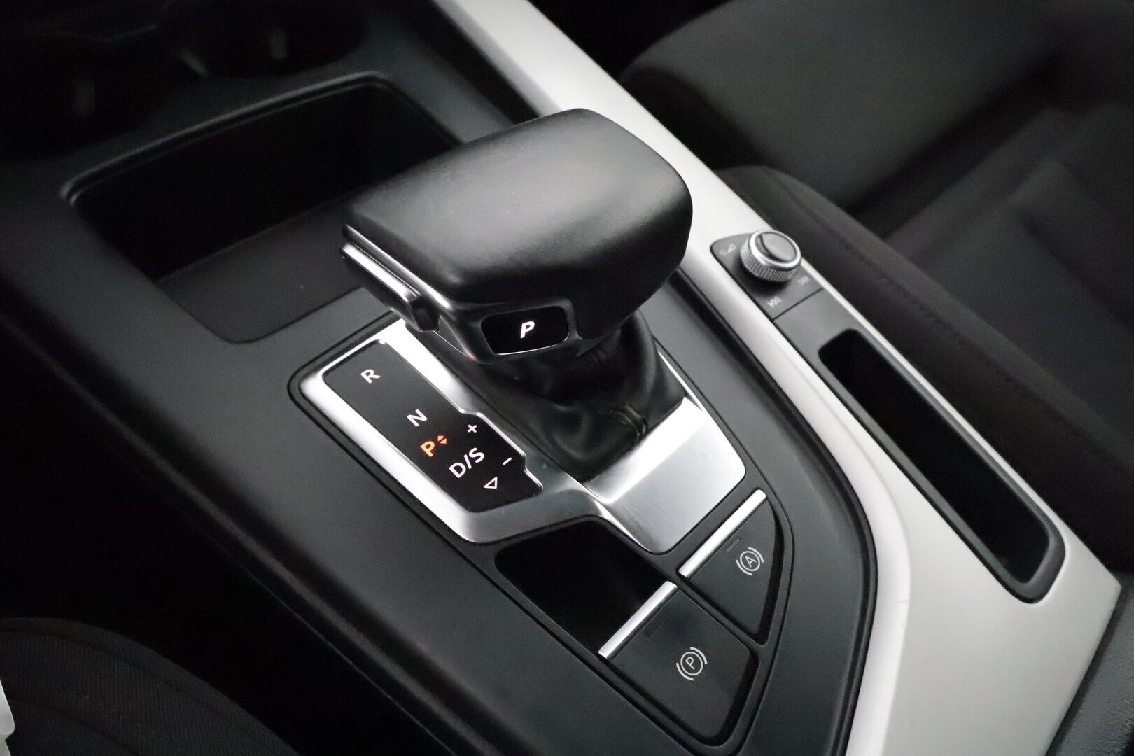 Audi A4 2020 Avant Business Advanced Comfort Edition 40 TFSI 140 kW MHEV S tronic * Urheiluistuimet / Koukku / Webasto / P. Kamera / LED-Valot / Apple&Android / KeylessGo * - 1 om. Suomi-Auto / 2x Renkaat / Todella hyvällä historialla *