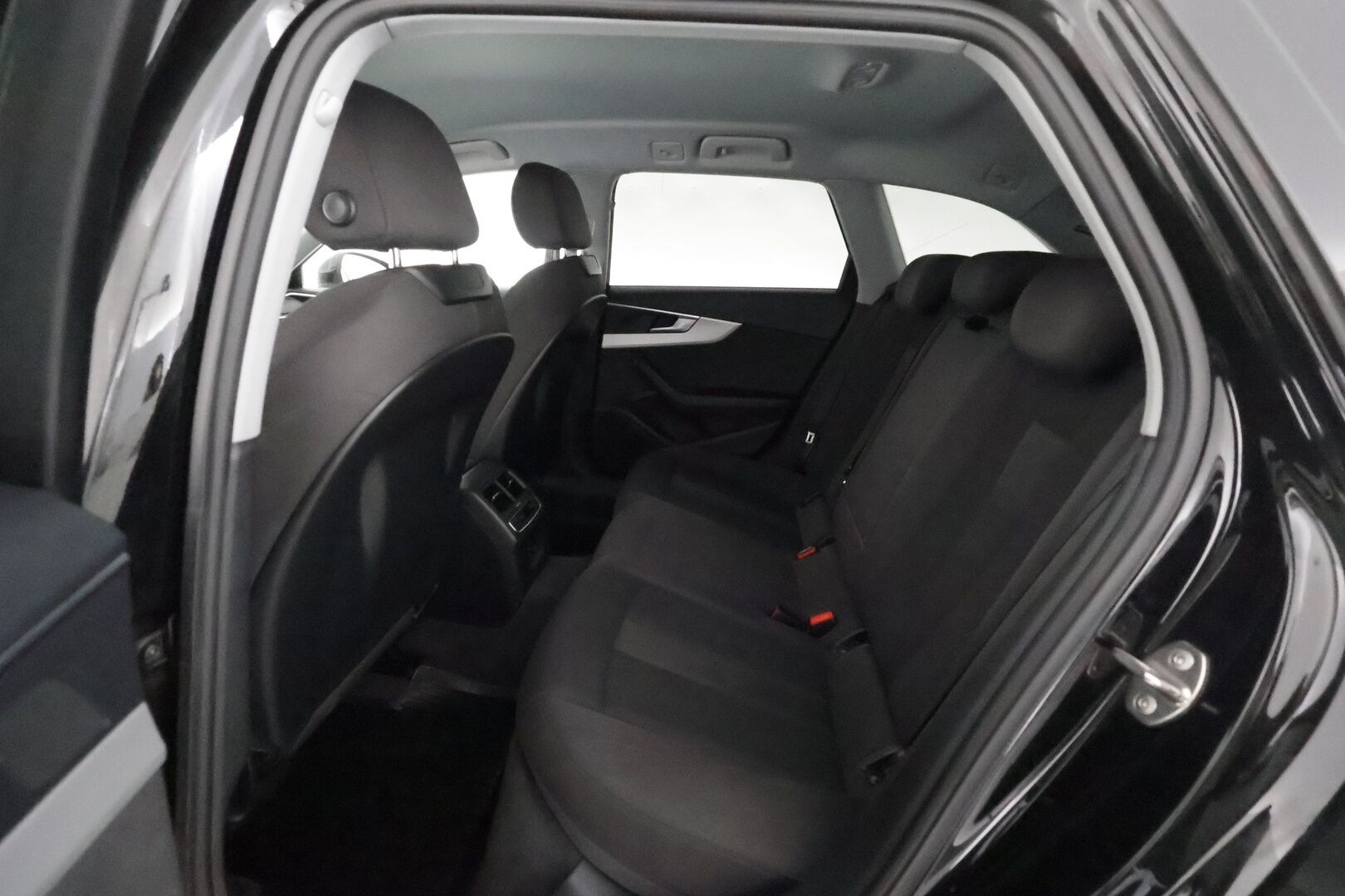 Audi A4 2020 Avant Business Advanced Comfort Edition 40 TFSI 140 kW MHEV S tronic * Urheiluistuimet / Koukku / Webasto / P. Kamera / LED-Valot / Apple&Android / KeylessGo * - 1 om. Suomi-Auto / 2x Renkaat / Todella hyvällä historialla *