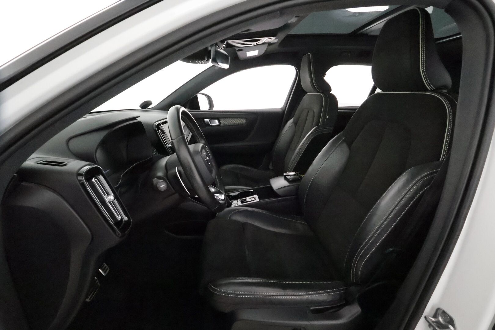 Volvo XC40 2020 T5 TwE Business R-Design aut * Webasto / Harman & Kardon / Vetokoukku / Panorama / 360-Kamera / Full LED - Merkkihuollot / Sporttipenkki Muistilla / Nahka-Alcantara / Supervarusteet!