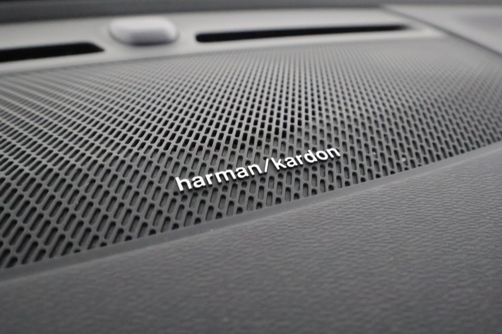 Volvo XC40 2020 T5 TwE Business R-Design aut * ACC / Webasto / Harman & Kardon / Vetokoukku / Panorama / 360-Kamera / Full LED - Merkkihuollot / Sporttipenkki Muistilla / Nahka-Alcantara / Supervarusteet! - HULLU BLACKWEEK KORKOTARJOUS 2,49%