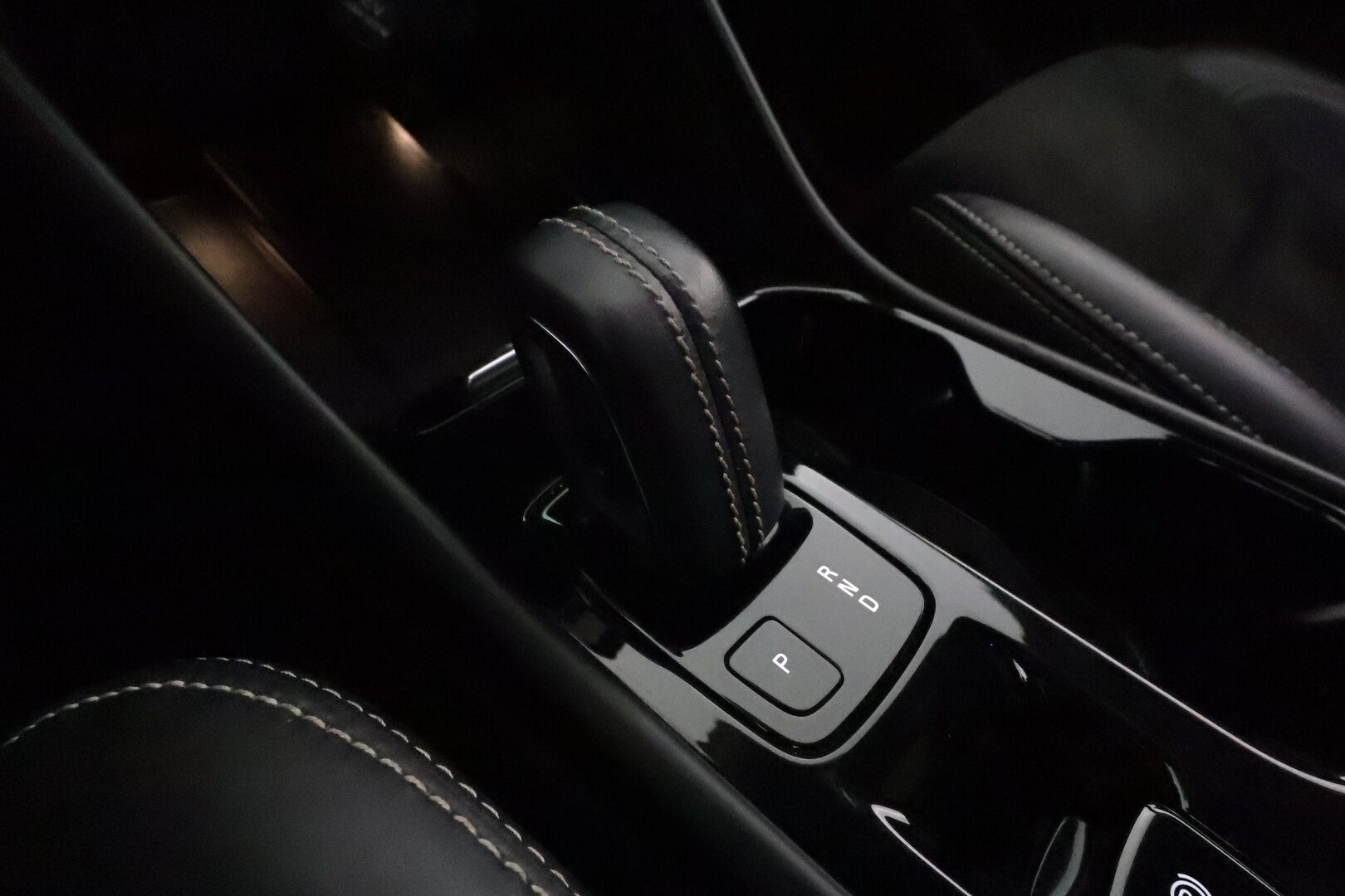 Volvo XC40 2020 T5 TwE Business R-Design aut * Webasto / Harman & Kardon / Vetokoukku / Panorama / 360-Kamera / Full LED - Merkkihuollot / Sporttipenkki Muistilla / Nahka-Alcantara / Supervarusteet!