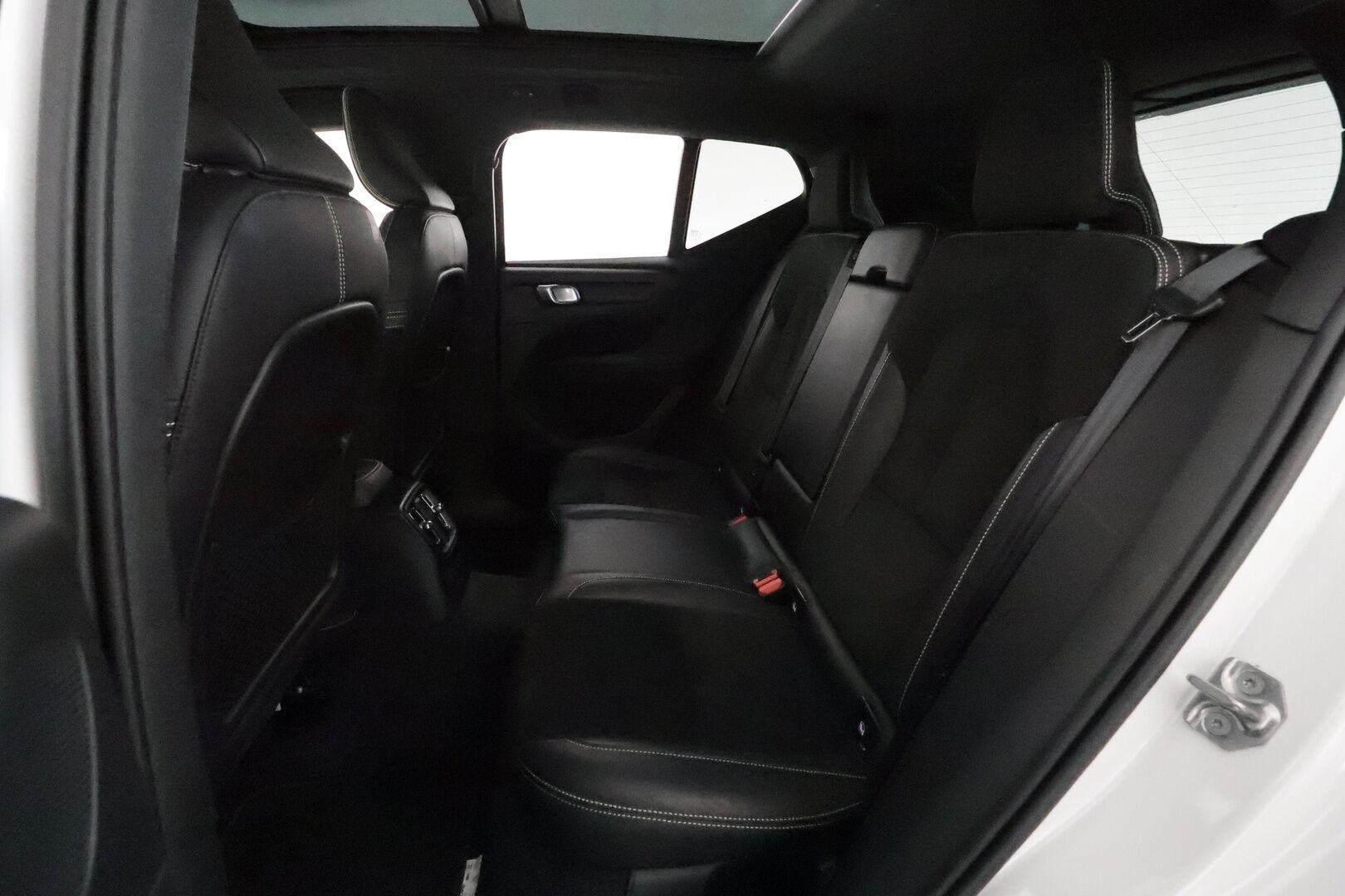 Volvo XC40 2020 T5 TwE Business R-Design aut **H&K / Webasto / Koukku / Panorama / ACC / Full-LED / 360° / Sporttipenkki Muistilla** - 2x Latauskaapelit / Kahdet Renkaat / Merkkihuollettu!