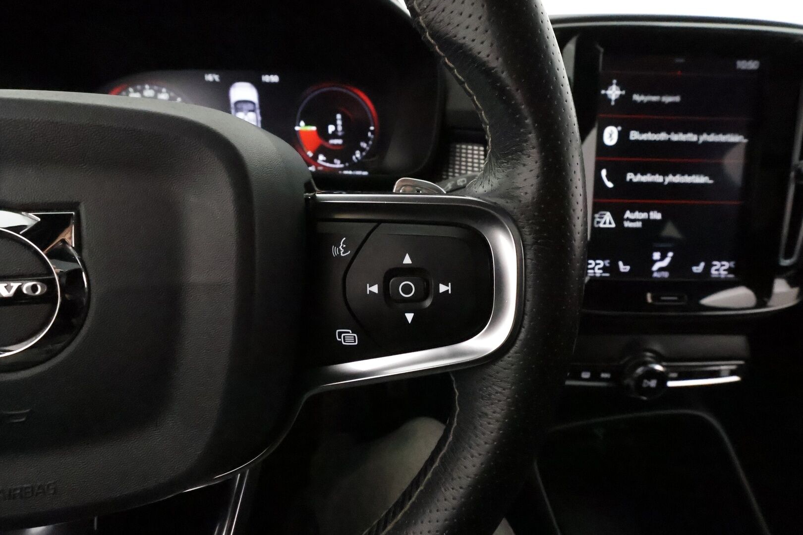 Volvo XC40 2020 T5 TwE Business R-Design aut * Webasto / Harman & Kardon / Vetokoukku / Panorama / 360-Kamera / Full LED - Merkkihuollot / Sporttipenkki Muistilla / Nahka-Alcantara / Supervarusteet!