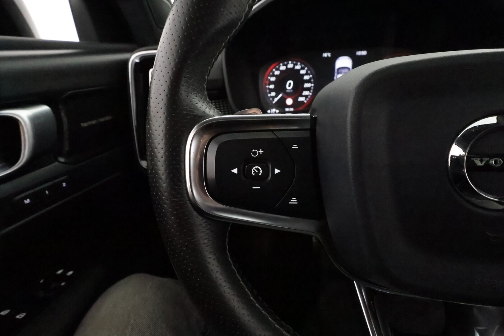 Volvo XC40 2020 T5 TwE Business R-Design aut * ACC / Webasto / Harman & Kardon / Vetokoukku / Panorama / 360-Kamera / Full LED - Merkkihuollot / Sporttipenkki Muistilla / Nahka-Alcantara / Supervarusteet! - HULLU BLACKWEEK KORKOTARJOUS 2,49%