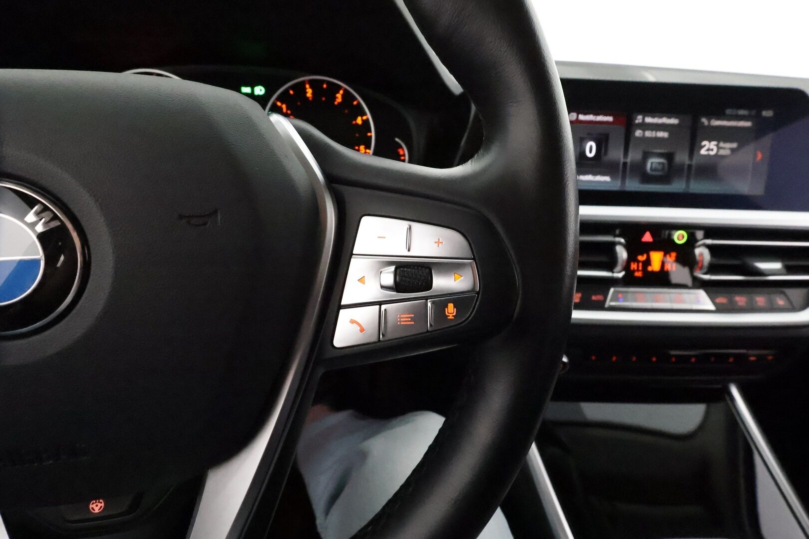 BMW 320 2020 G21 xDrive Business Sport MHEV *Vakkari / Webasto / Koukku / Hifit / LED / Puolinahat / Digimittaristo / Ratinlämmitin / Display Key - KATSO KAMPANJAHINTA! / 1.Om Suomi-auto / Merkkihuollettu ja viimeisin huolto 06/25 / Kahdet renkaat aluvanteilla 