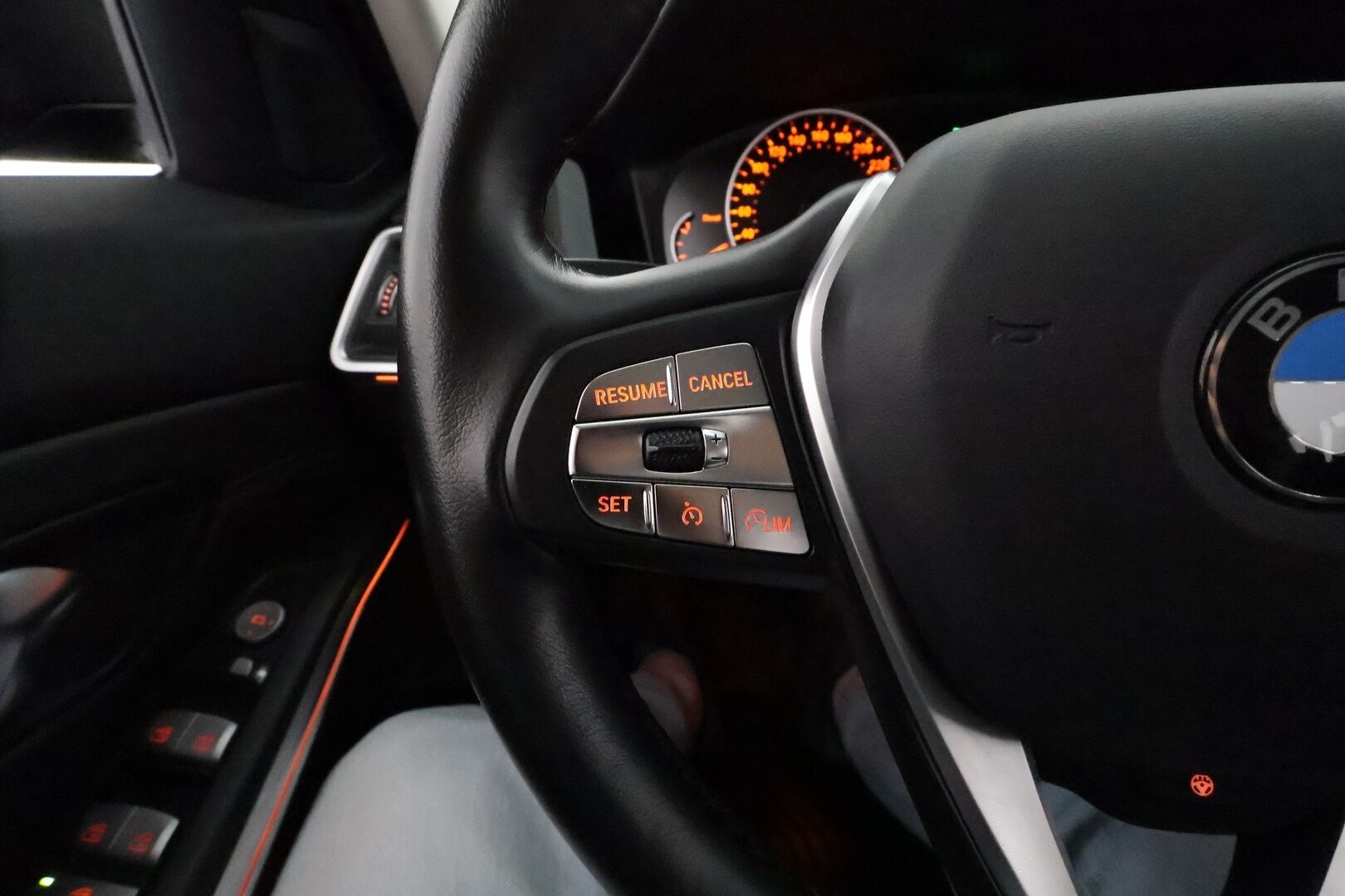 BMW 320 2020 G21 xDrive Business Sport MHEV *Vakkari / Webasto / Koukku / Hifit / LED / Puolinahat / Digimittaristo / Ratinlämmitin / Display Key - KATSO KAMPANJAHINTA! / 1.Om Suomi-auto / Merkkihuollettu ja viimeisin huolto 06/25 / Kahdet renkaat aluvanteilla - HULLU BLACKWEEK KORKOTARJOUS 2,49%