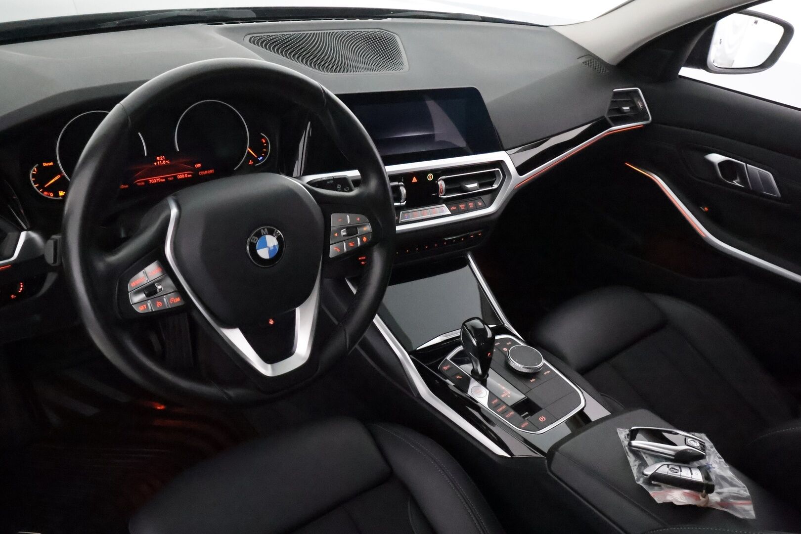 BMW 320 2020 G21 xDrive Business Sport MHEV *Vakkari / Webasto / Koukku / Hifit / LED / Puolinahat / Digimittaristo / Ratinlämmitin / Display Key - KATSO KAMPANJAHINTA! / 1.Om Suomi-auto / Merkkihuollettu ja viimeisin huolto 06/25 / Kahdet renkaat aluvanteilla 