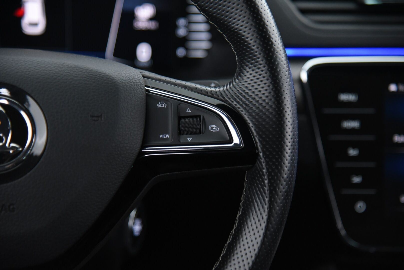 Skoda Superb 2020 Combi 1,4 TSI PHEV SportLine iV DSG Autom. / Webasto / Koukku / Matrix-LED / 360° / Skoda Sound System / - Muistipenkki / Adapt.vak / BLIS / Apple & Android / Huippuvarusteltu! 