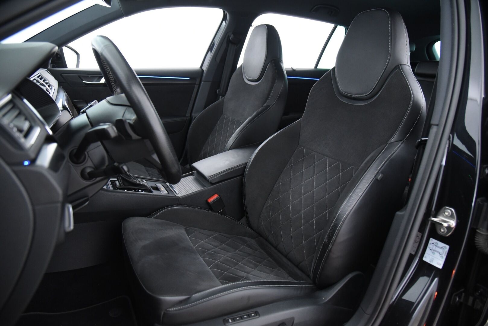 Skoda Superb 2020 Combi 1,4 TSI PHEV SportLine iV DSG Autom. / Webasto / Koukku / Matrix-LED / 360° / Skoda Sound System / - Muistipenkki / Adapt.vak / BLIS / Apple & Android / Huippuvarusteltu! 