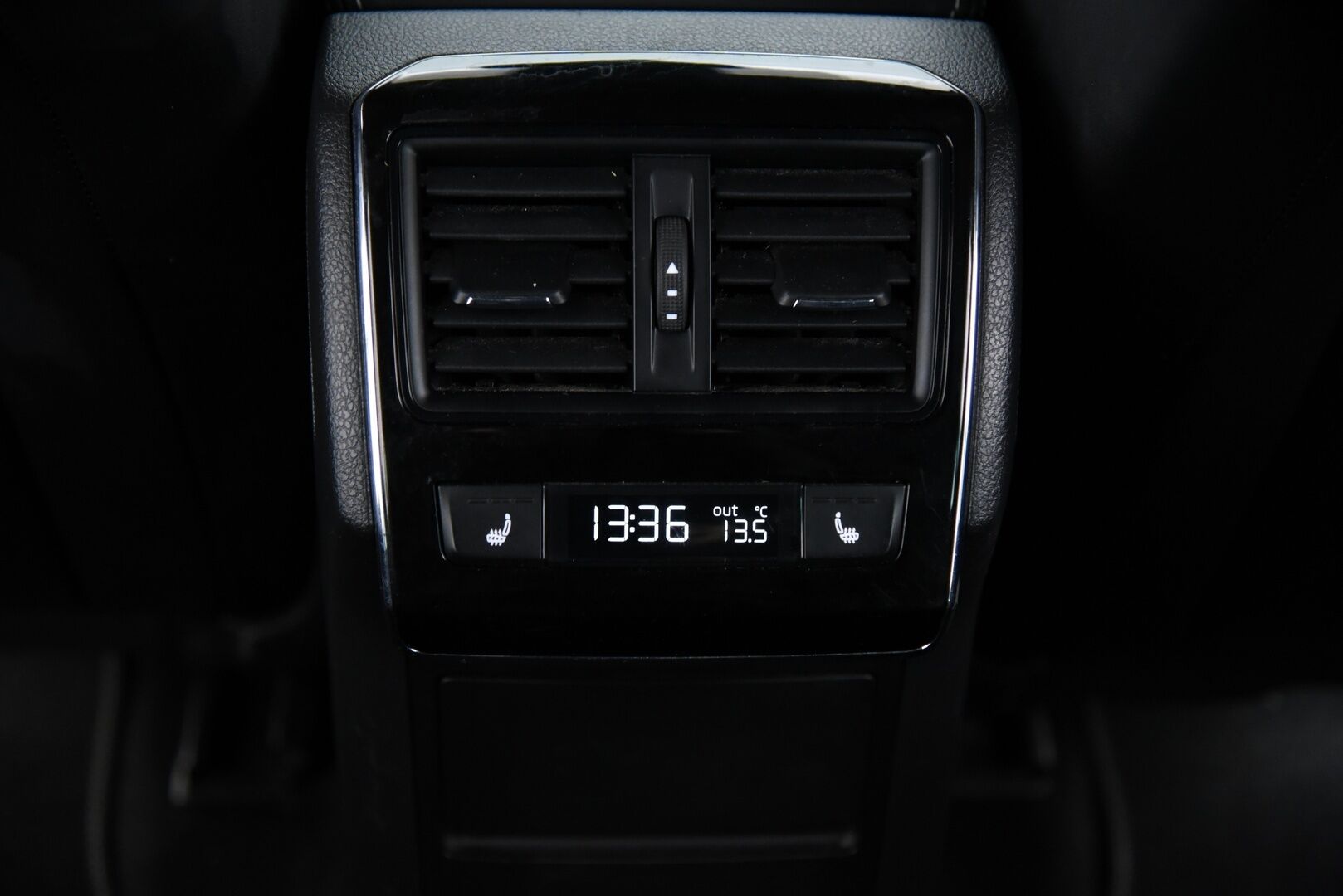 Skoda Superb 2020 Combi 1,4 TSI PHEV SportLine iV DSG Autom. / Webasto / Koukku / Matrix-LED / 360° / Skoda Sound System / - Muistipenkki / Adapt.vak / BLIS / Apple & Android / Huippuvarusteltu! 