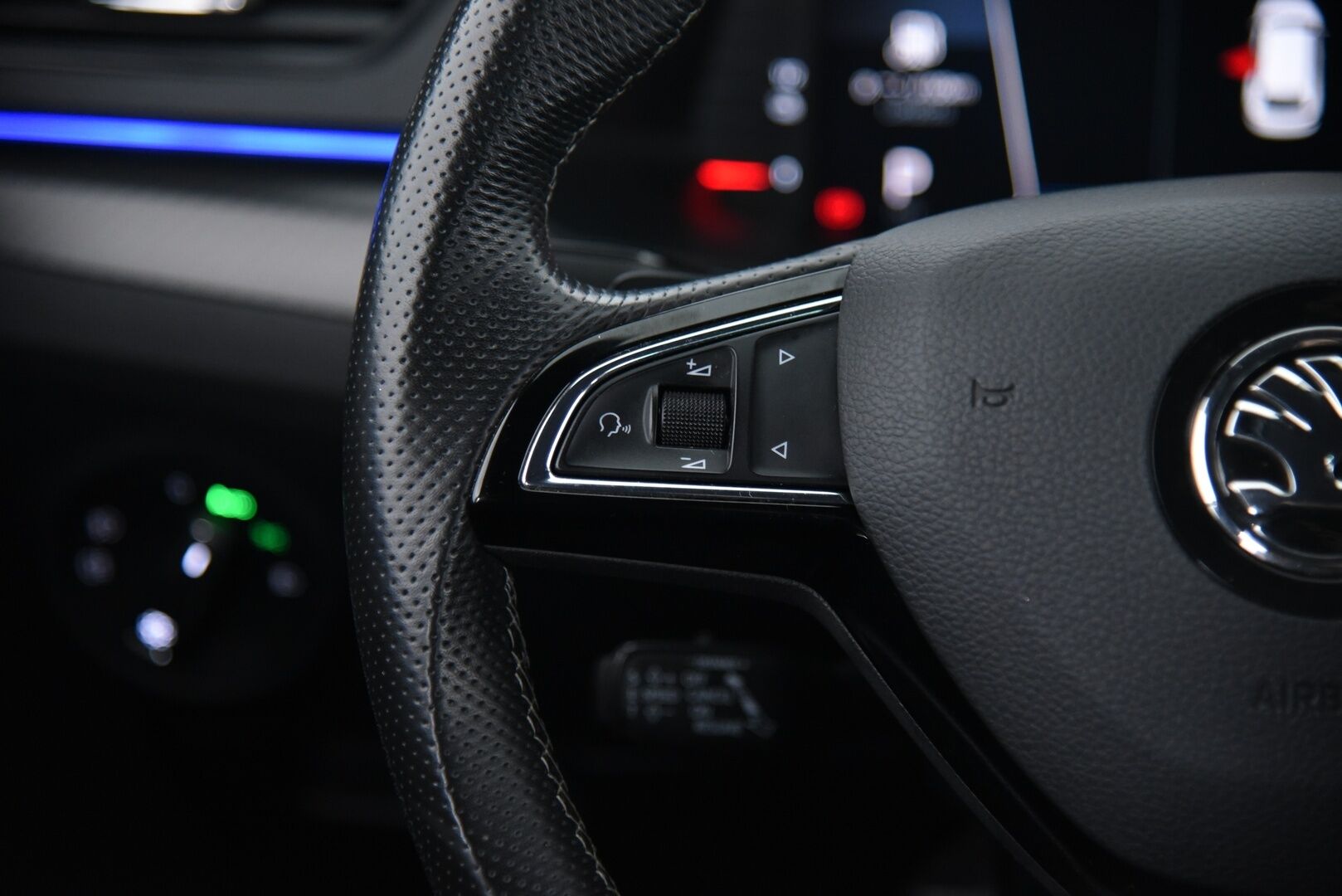 Skoda Superb 2020 Combi 1,4 TSI PHEV SportLine iV DSG Autom. / Webasto / Koukku / Matrix-LED / 360° / Skoda Sound System / - Muistipenkki / Adapt.vak / BLIS / Apple & Android / Huippuvarusteltu! 