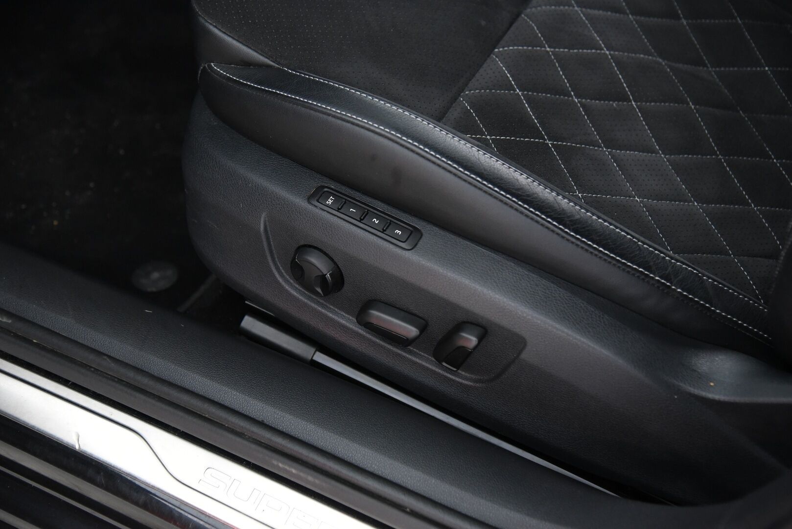 Skoda Superb 2020 Combi 1,4 TSI PHEV SportLine iV DSG Autom. / Webasto / Koukku / Matrix-LED / 360° / Skoda Sound System / - Muistipenkki / Adapt.vak / BLIS / Apple & Android / Huippuvarusteltu! 