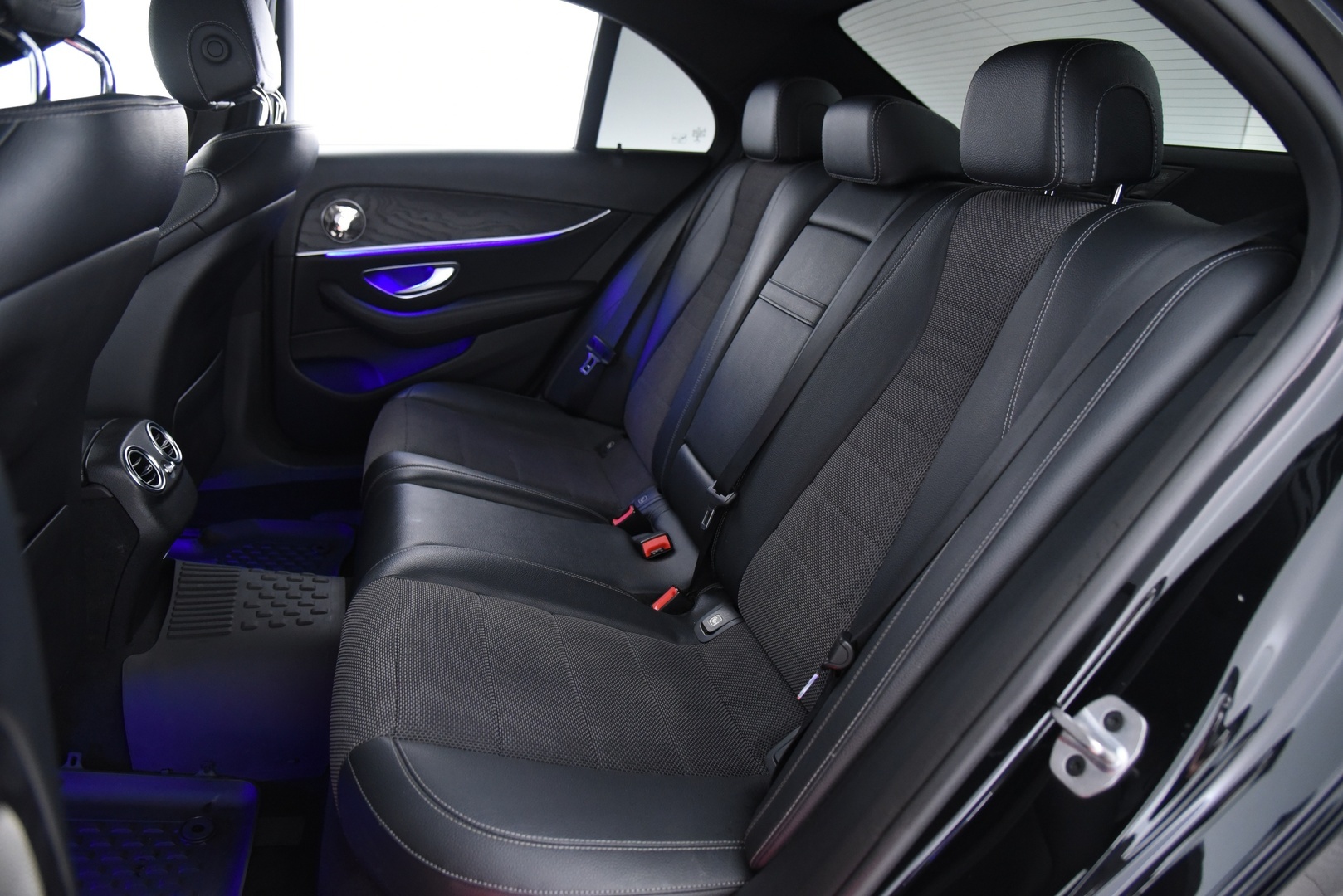 Mercedes-Benz E 2019 200 d A Premium Business / Adapt.vakkari  / Webasto / Steering Pilot / Widescreen / P.kamera / - Apple & Android / Premium Ambiente valaistus / Juuri huollettu / Huippu varusteltu! - HULLUT VÄLIPÄIVÄT KORKOTARJOUS 2,49%