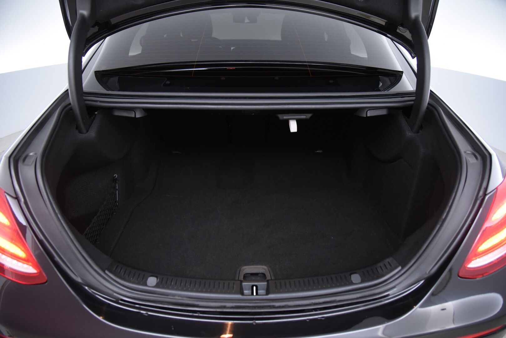 Mercedes-Benz E 2019 200 d A Premium Business / Adapt.vakkari  / Webasto / Steering Pilot / Widescreen / P.kamera / - Apple & Android / Premium Ambiente valaistus / Juuri huollettu / Huippu varusteltu! - HULLUT VÄLIPÄIVÄT KORKOTARJOUS 2,49%