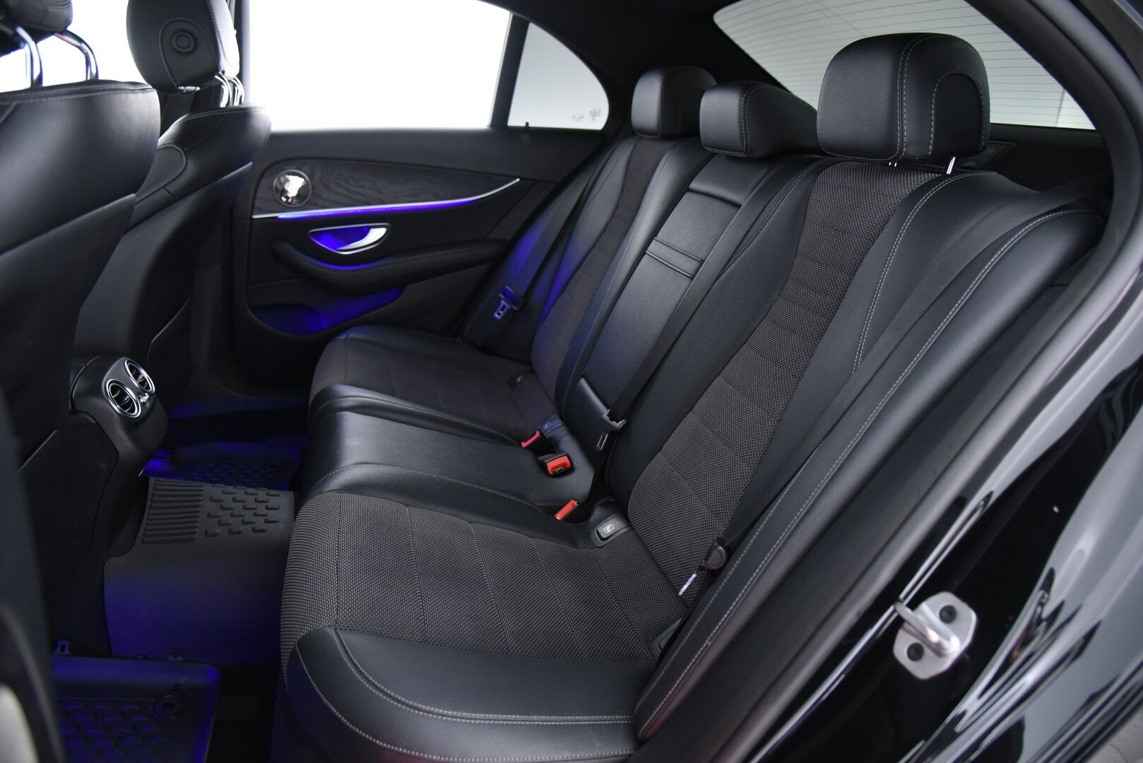 Mercedes-Benz E 2019 200 d A Premium Business / Adapt.vakkari  / Webasto / Steering Pilot / Widescreen / P.kamera / - Facelift / Apple & Android / Premium Ambiente valaistus / Juuri huollettu / Huippu varusteltu! 