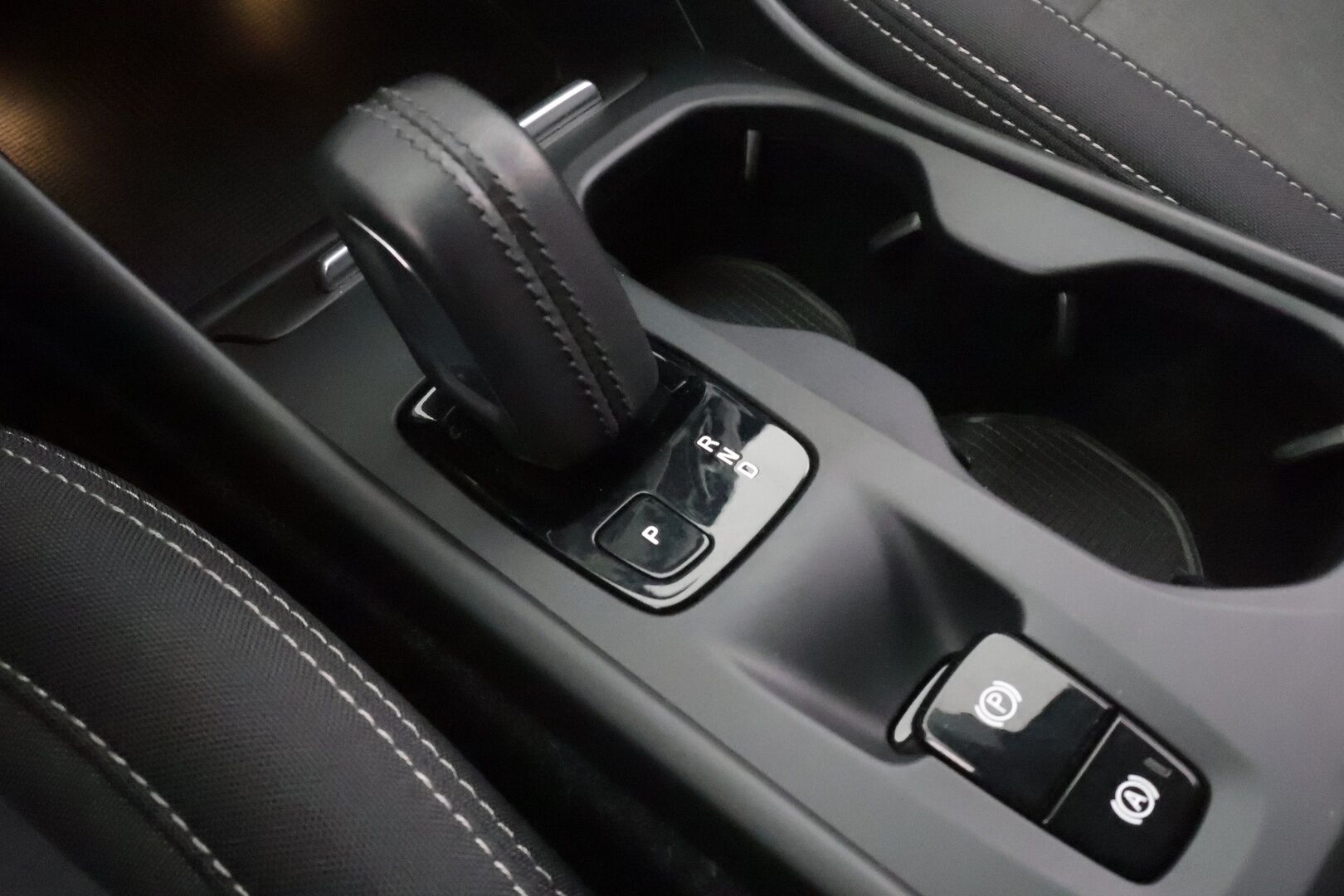 Volvo XC40 2021 B4 AWD MHEV Momentum aut - | Pilot assist | Koukku | P.kamera | Full-LED | High performance audio | Keyless | 1.Om suomi-auto | Kahdet Renkaat |