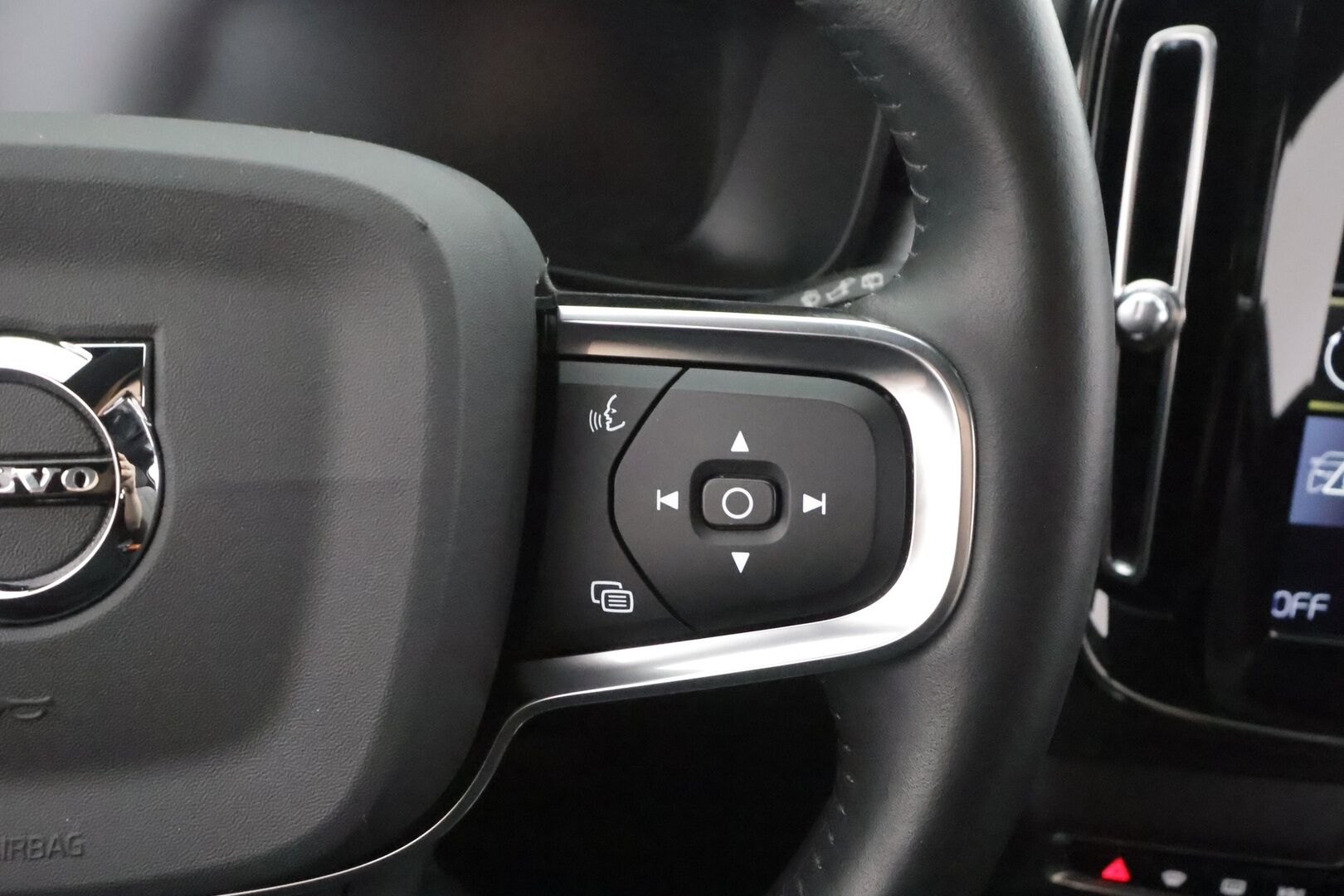 Volvo XC40 2021 B4 AWD MHEV Momentum aut - | Pilot assist | Koukku | P.kamera | Full-LED | High performance audio | Keyless | 1.Om suomi-auto | Kahdet Renkaat |