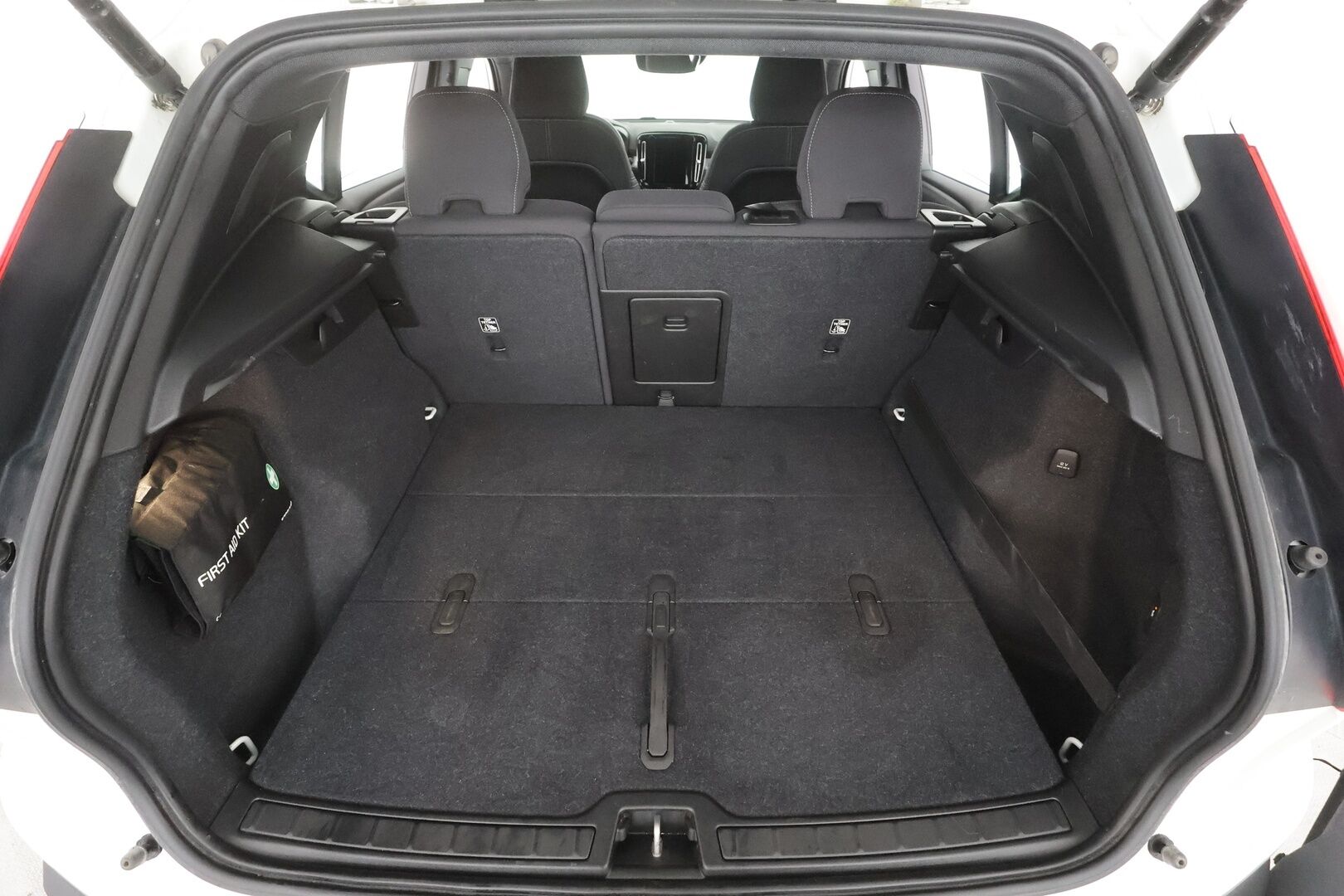 Volvo XC40 2021 B4 AWD MHEV Momentum aut - | Pilot assist | Koukku | P.kamera | Full-LED | High performance audio | Keyless | 1.Om suomi-auto | Kahdet Renkaat |