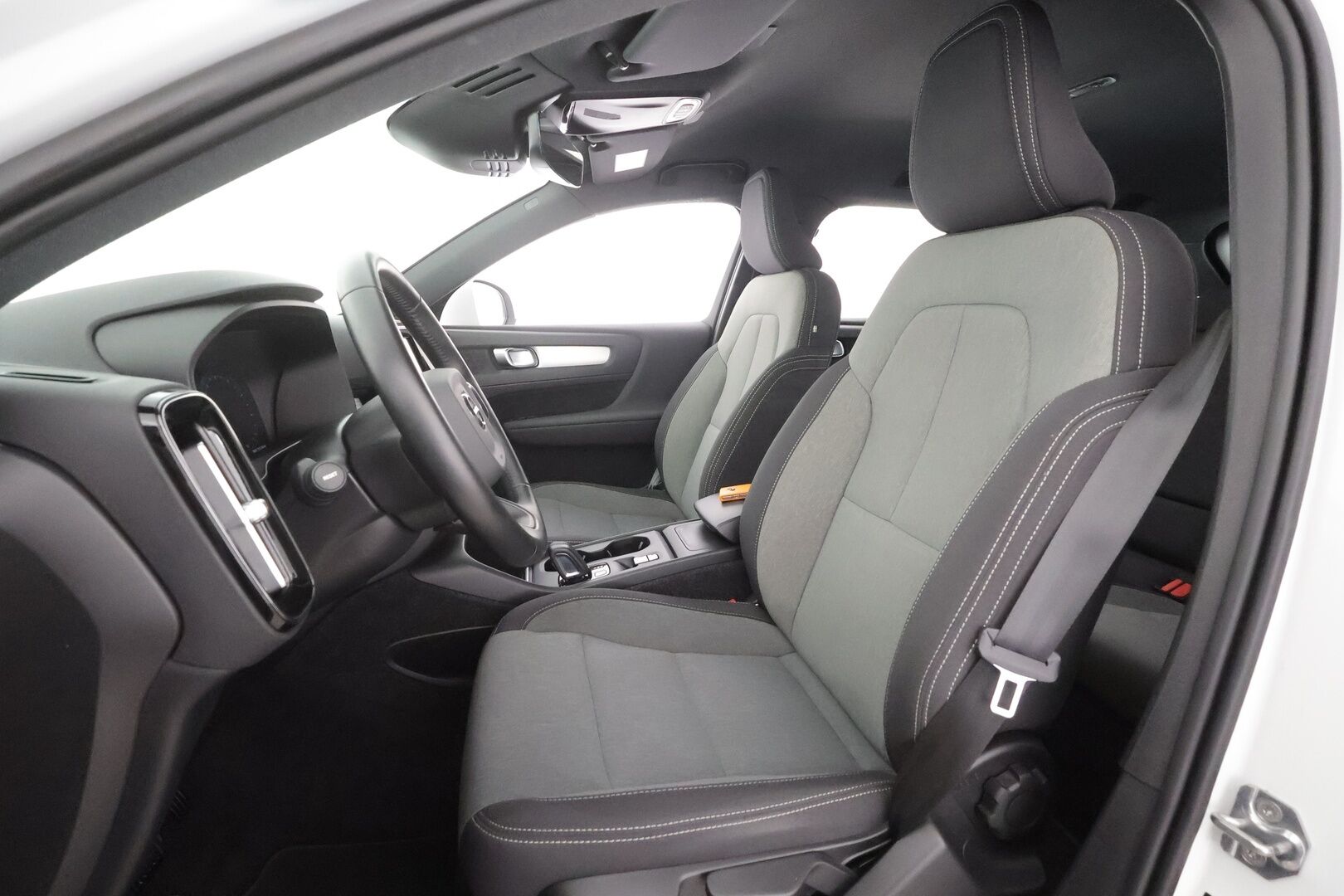 Volvo XC40 2021 B4 AWD MHEV Momentum aut - | Pilot assist | Koukku | P.kamera | Full-LED | High performance audio | Keyless | 1.Om suomi-auto | Kahdet Renkaat |