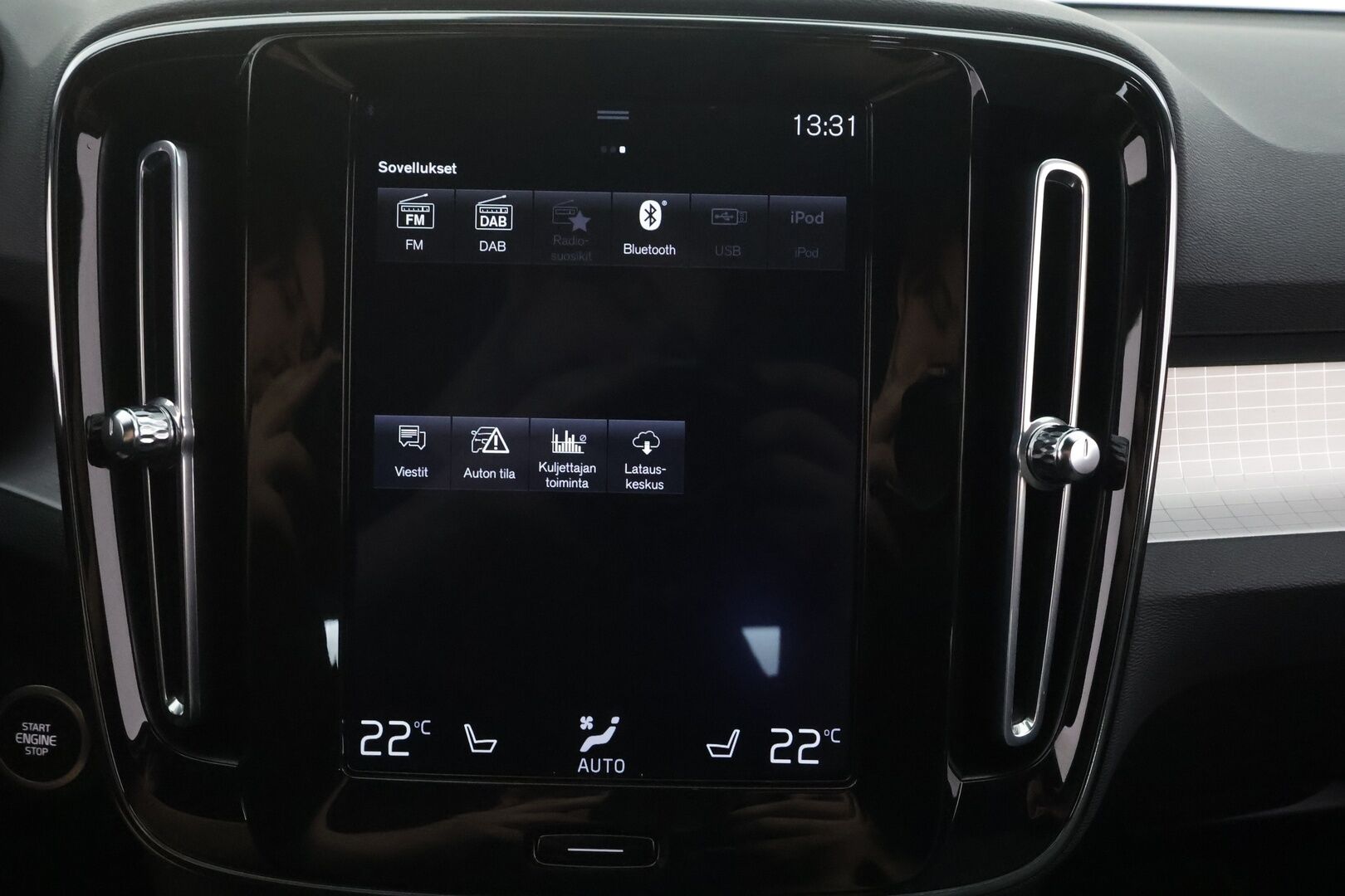 Volvo XC40 2021 B4 AWD MHEV Momentum aut - | Pilot assist | Koukku | P.kamera | Full-LED | High performance audio | Keyless | 1.Om suomi-auto | Kahdet Renkaat |