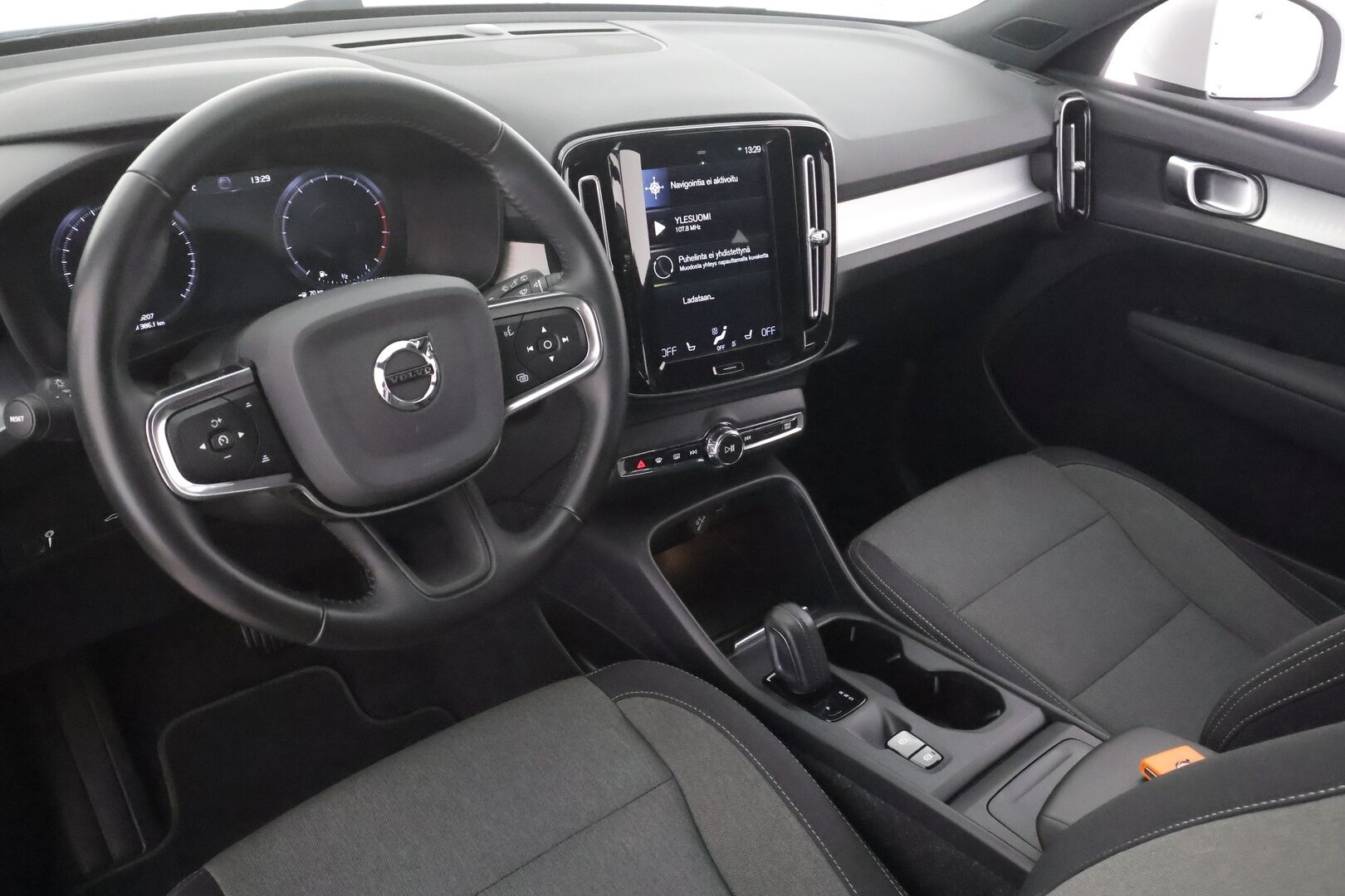 Volvo XC40 2021 B4 AWD MHEV Momentum aut - | Pilot assist | Koukku | P.kamera | Full-LED | High performance audio | Keyless | 1.Om suomi-auto | Kahdet Renkaat |