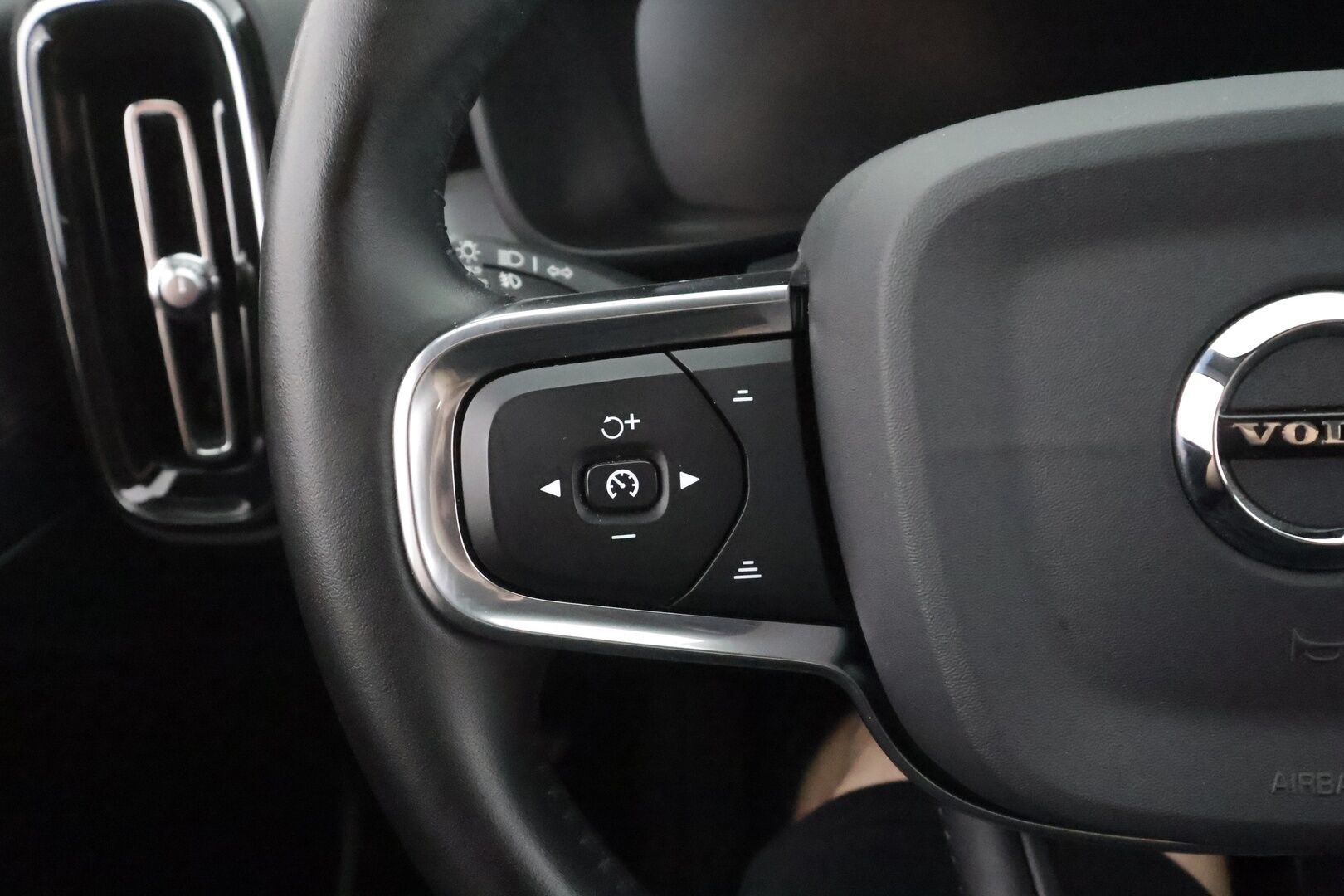 Volvo XC40 2021 B4 AWD MHEV Momentum aut - | Pilot assist | Koukku | P.kamera | Full-LED | High performance audio | Keyless | 1.Om suomi-auto | Kahdet Renkaat |