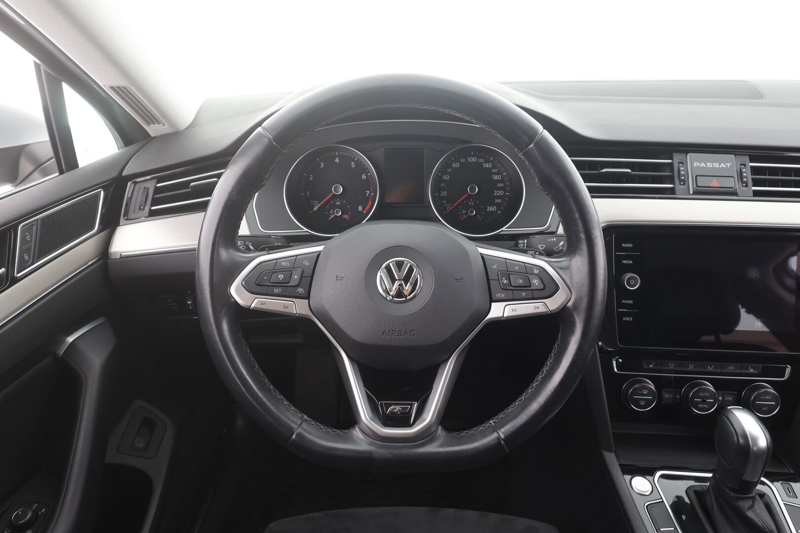 Volkswagen Passat 2020 Sedan R-Line 1,5 TSI EVO 110 kW DSG-automaatti - | ACC | Koukku | IQ.Light | Nahka-alcantara | P.kamera | Keyless | Lane assist | Lämm. ratti | 1-om suomiauto | Merkkihuollot | 2x renkaat aluin | 