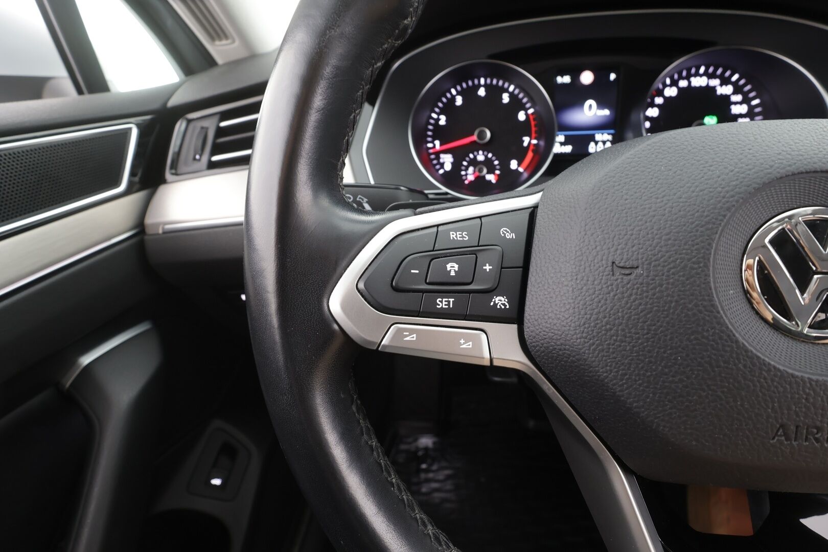Volkswagen Passat 2020 Sedan R-Line 1,5 TSI EVO 110 kW DSG-automaatti - | ACC | Koukku | IQ.Light | Nahka-alcantara | P.kamera | Keyless | Lane assist | Lämm. ratti | 1-om suomiauto | Merkkihuollot | 2x renkaat aluin | 
