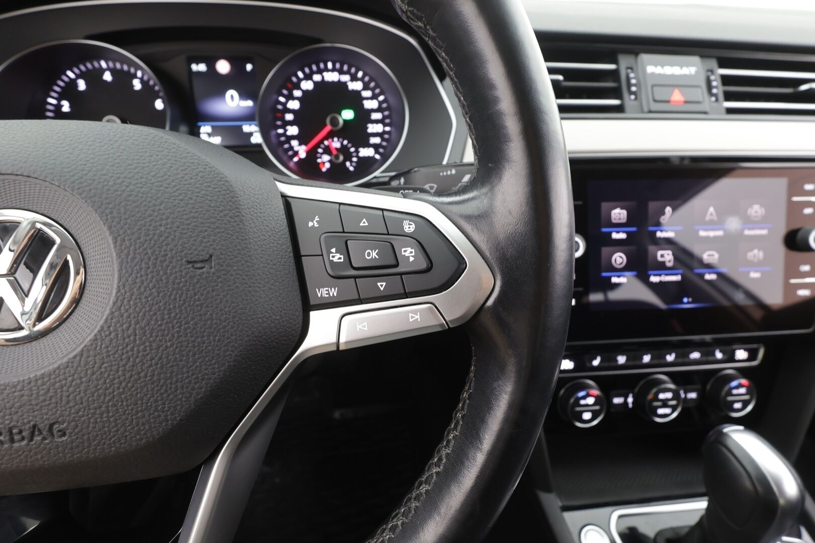 Volkswagen Passat 2020 Sedan R-Line 1,5 TSI EVO 110 kW DSG-automaatti - | ACC | Koukku | IQ.Light | Nahka-alcantara | P.kamera | Keyless | Lane assist | Lämm. ratti | 1-om suomiauto | Merkkihuollot | 2x renkaat aluin | 