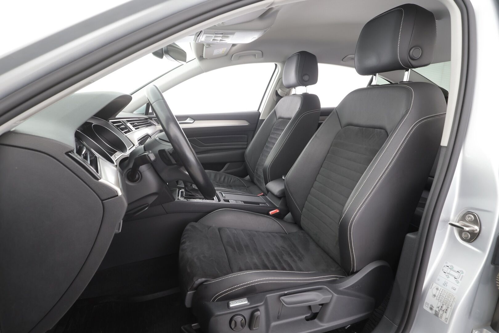 Volkswagen Passat 2020 Sedan R-Line 1,5 TSI EVO 110 kW DSG-automaatti - | ACC | Koukku | IQ.Light | Nahka-alcantara | P.kamera | Keyless | Lane assist | Lämm. ratti | 1-om suomiauto | Merkkihuollot | 2x renkaat aluin | 