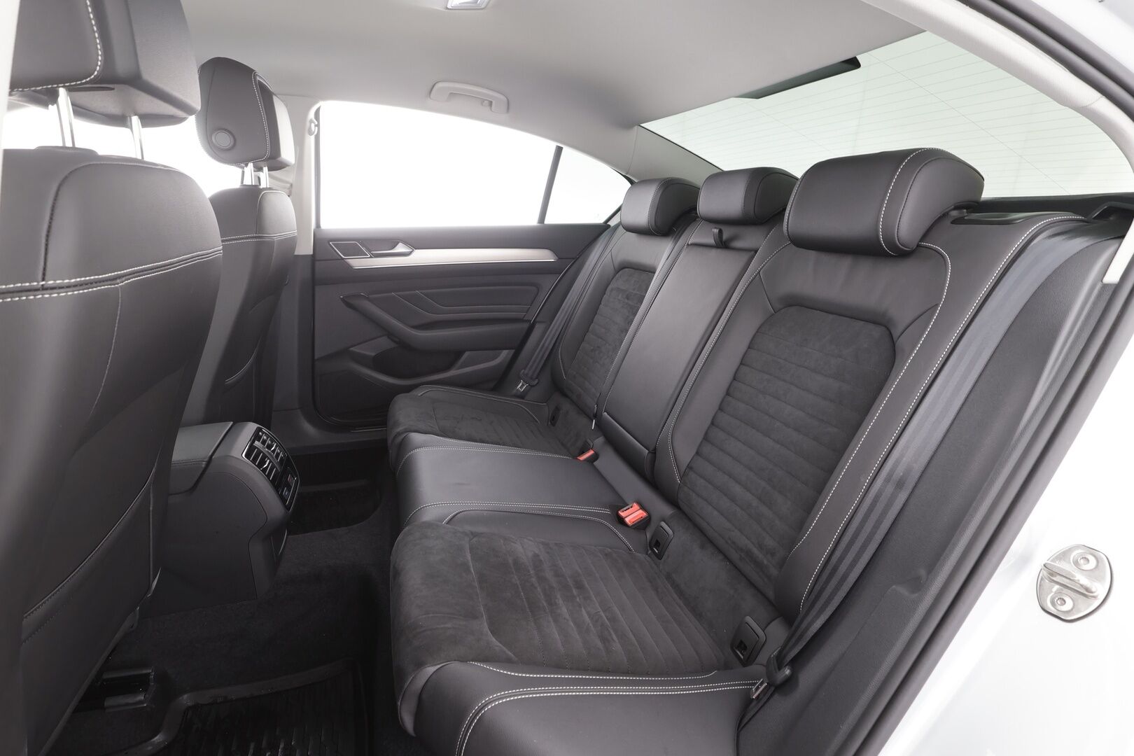 Volkswagen Passat 2020 Sedan R-Line 1,5 TSI EVO 110 kW DSG-automaatti - | ACC | Koukku | IQ.Light | Nahka-alcantara | P.kamera | Keyless | Lane assist | Lämm. ratti | 1-om suomiauto | Merkkihuollot | 2x renkaat aluin | 