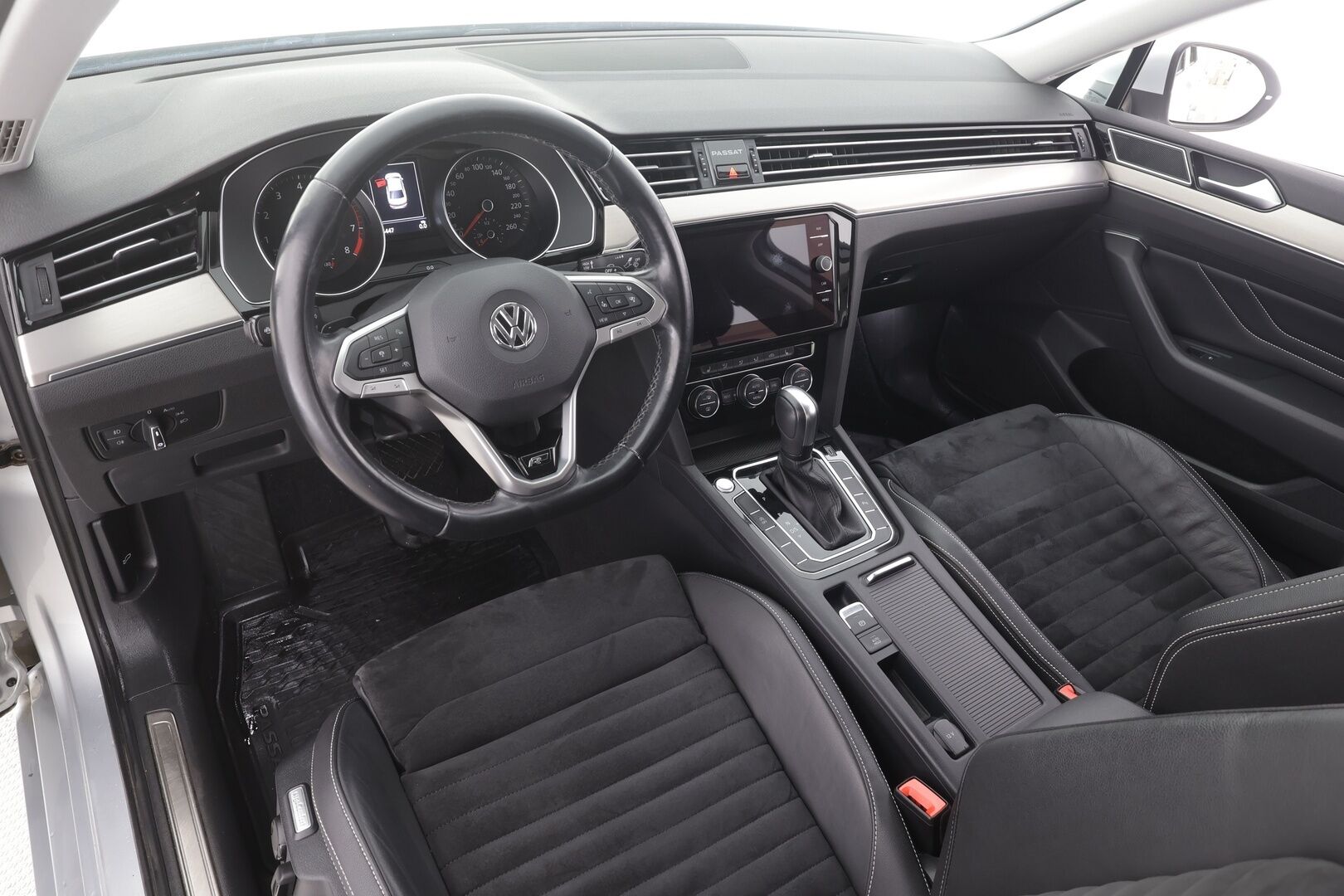 Volkswagen Passat 2020 Sedan R-Line 1,5 TSI EVO 110 kW DSG-automaatti - | ACC | Koukku | IQ.Light | Nahka-alcantara | P.kamera | Keyless | Lane assist | Lämm. ratti | 1-om suomiauto | Merkkihuollot | 2x renkaat aluin | 