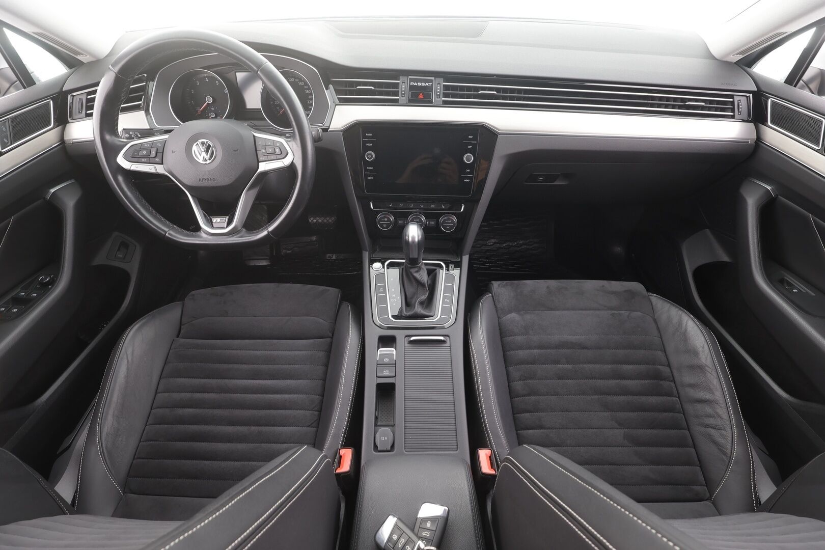 Volkswagen Passat 2020 Sedan R-Line 1,5 TSI EVO 110 kW DSG-automaatti - | ACC | Koukku | IQ.Light | Nahka-alcantara | P.kamera | Keyless | Lane assist | Lämm. ratti | 1-om suomiauto | Merkkihuollot | 2x renkaat aluin | 