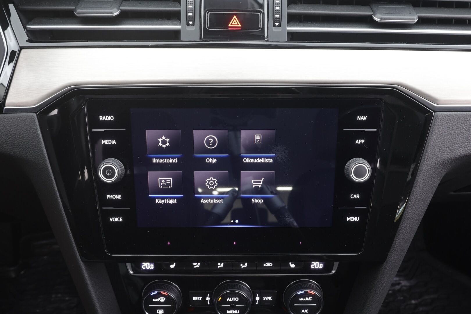 Volkswagen Passat 2020 Sedan R-Line 1,5 TSI EVO 110 kW DSG-automaatti - | ACC | Koukku | IQ.Light | Nahka-alcantara | P.kamera | Keyless | Lane assist | Lämm. ratti | 1-om suomiauto | Merkkihuollot | 2x renkaat aluin | 