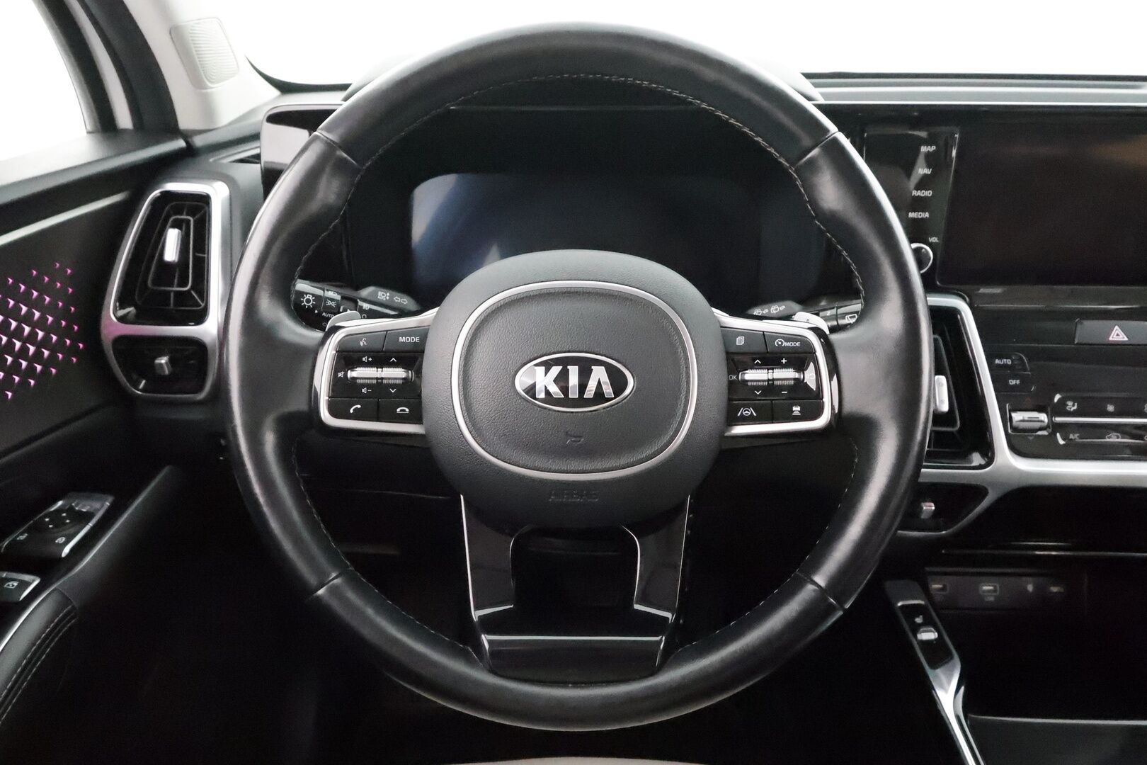 Kia Sorento 2021 2,2 CRDi AWD Business Premium DCT AT 7P * ACC / 360° / Bose / LED / Navi / Sähköpenkit / Koukku / Digimittaristo * - Suomi-auto / Kahdet renkaat aluvanteilla / Merkkihuollettu