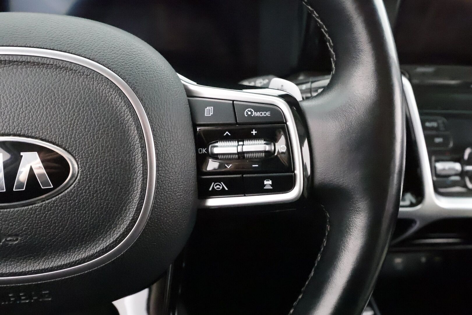 Kia Sorento 2021 2,2 CRDi AWD Business Premium DCT AT 7P * ACC / 360° / Bose / LED / Navi / Sähköpenkit / Koukku / Digimittaristo * - Suomi-auto / Kahdet renkaat aluvanteilla / Merkkihuollettu