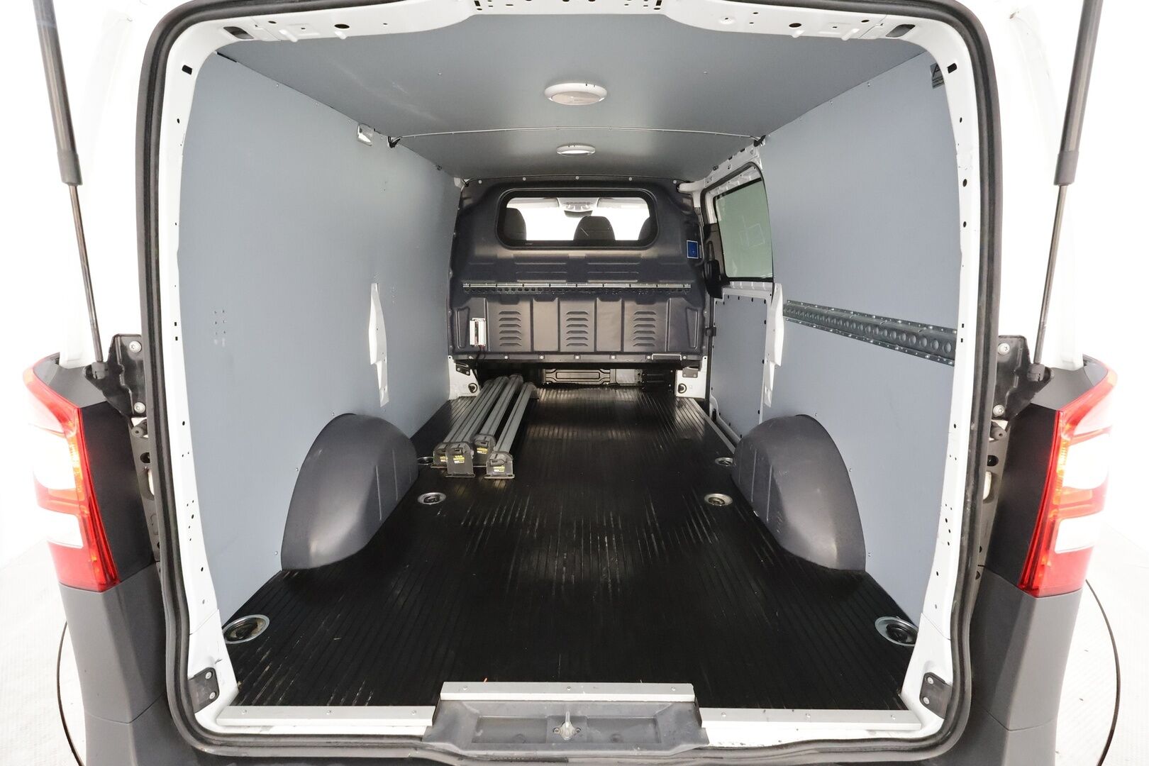 Mercedes-Benz Vito 2022 110CDI FWD-3,05/32K keskipitkä A2 * Vakkari / Webasto / P-Kamera / Koukku / Bluetooth* - Suomi-auto / ALV / 2x vanteet