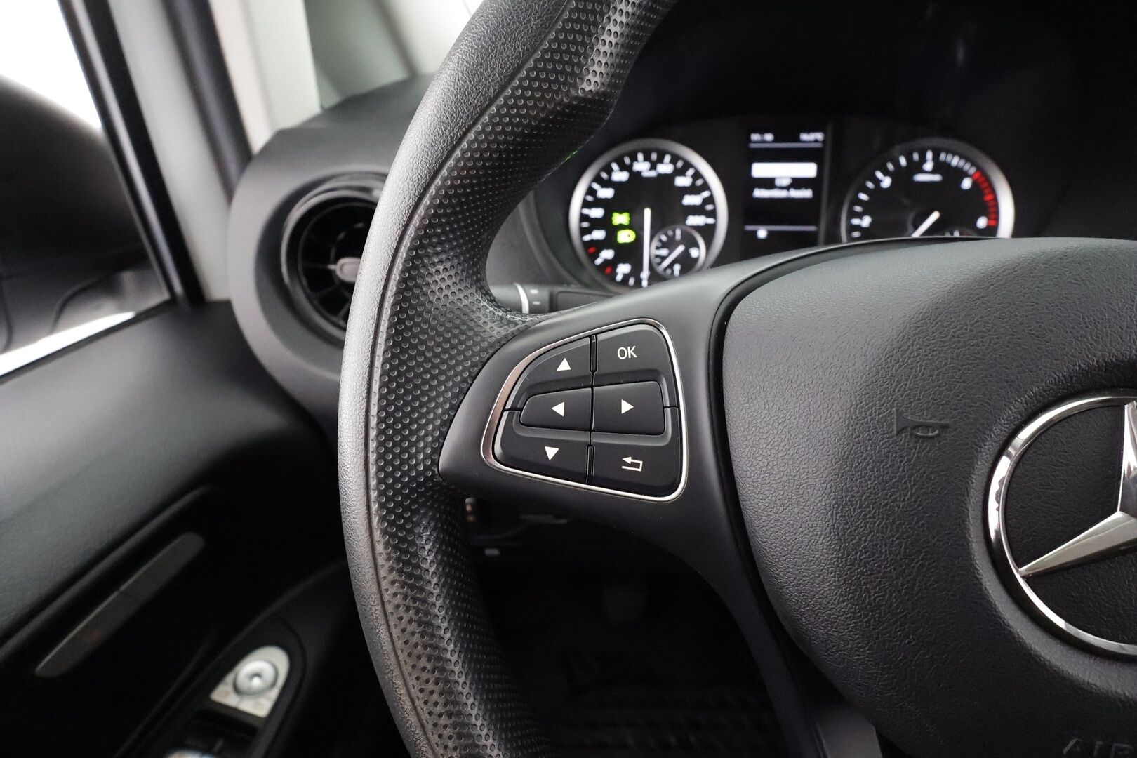 Mercedes-Benz Vito 2022 110CDI FWD-3,05/32K keskipitkä A2 * Vakkari / Webasto / P-Kamera / Koukku / Bluetooth* - Suomi-auto / ALV / 2x vanteet