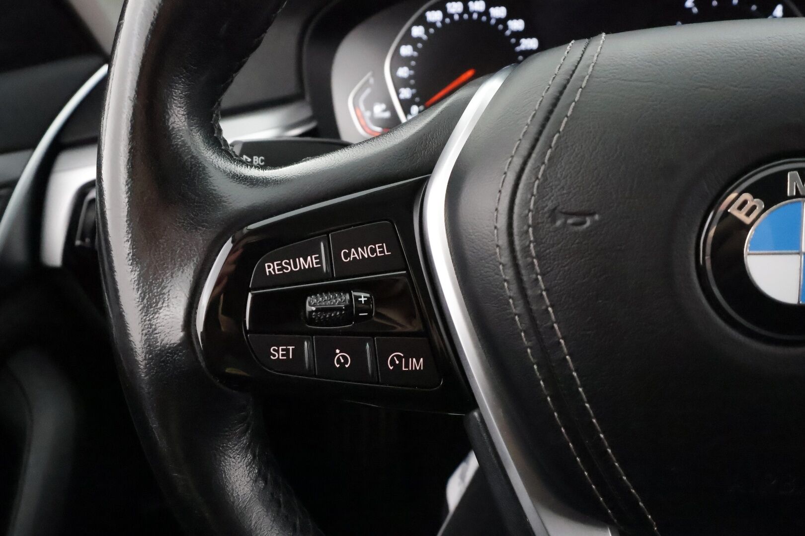 BMW 520 2021 G30 LCI Sedan 520d A xDrive MHEV *1-om. Suomi-auto / Vakkari / Prof.Navi / LED / Apple&Android / Kahdet renkaat aluvanteilla *