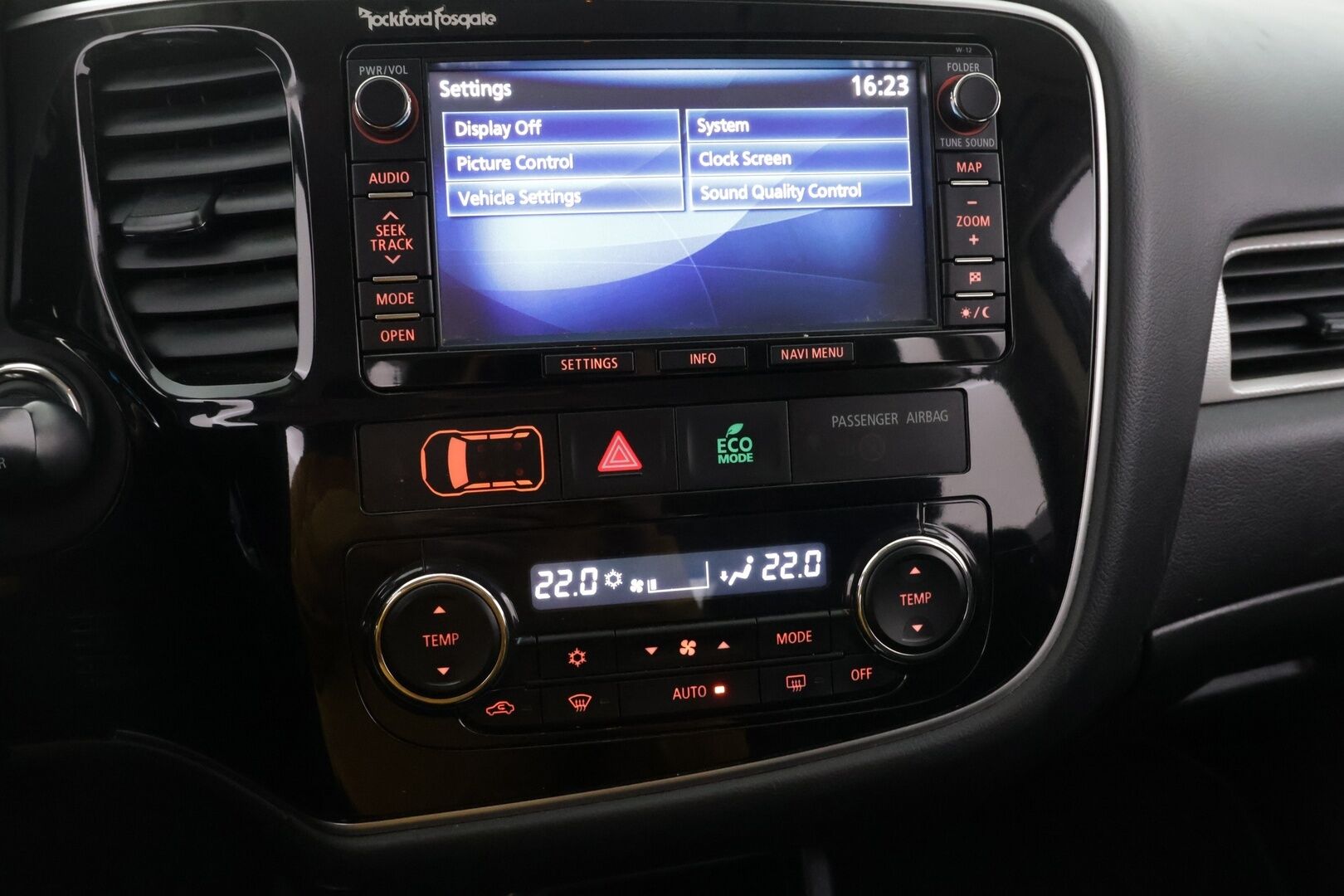 Mitsubishi Outlander PHEV 2014 Intense Plus 4WD 5P - Myydään  Huutokaupat.com - Tämä auto myydään huutokaupat.com -sivuston kautta: https://huutokaupat.com/kohde/6581732/mitsubishi-outlander-2014