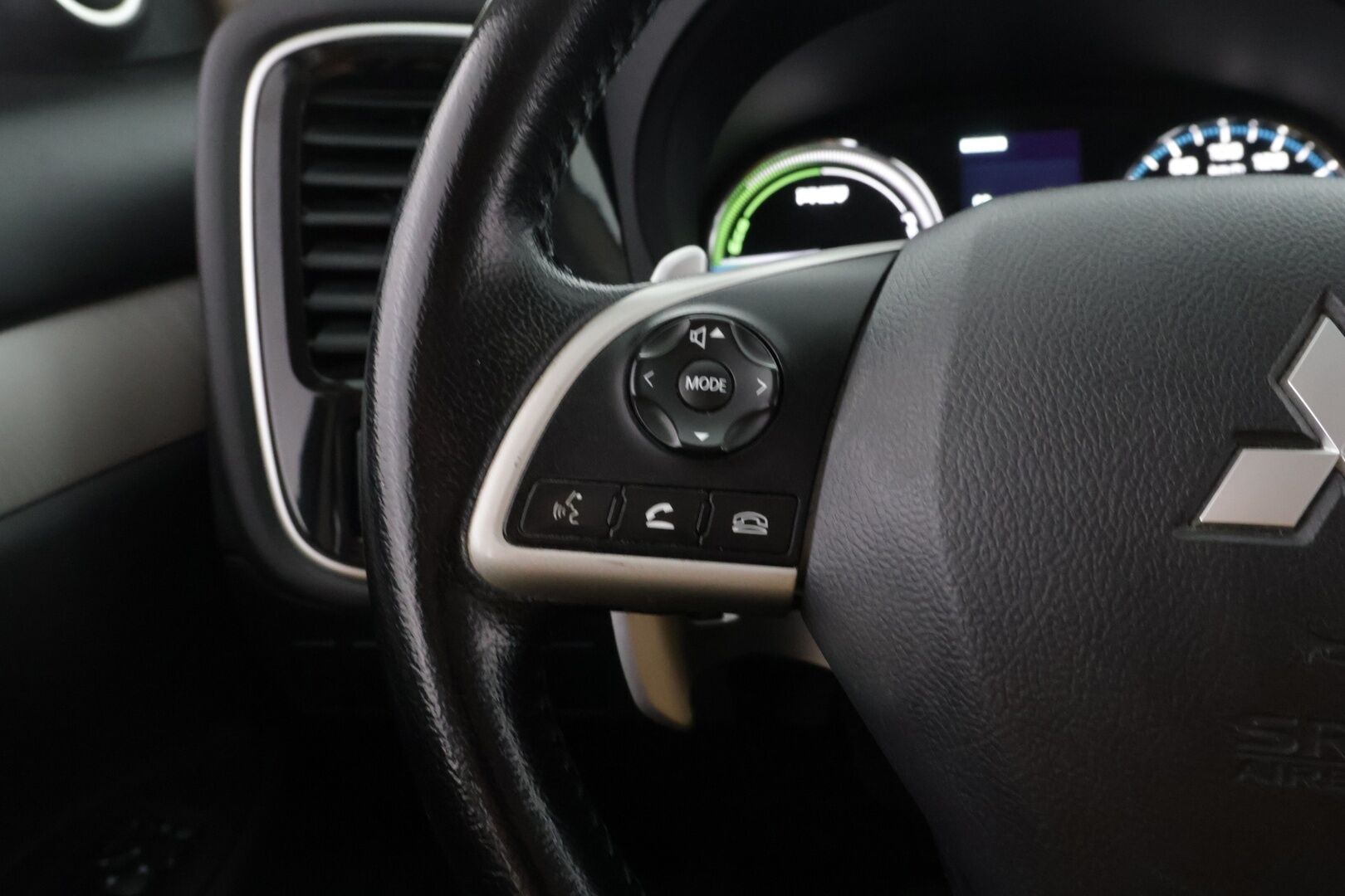Mitsubishi Outlander PHEV 2014 Intense Plus 4WD 5P - Myydään  Huutokaupat.com - Tämä auto myydään huutokaupat.com -sivuston kautta: https://huutokaupat.com/kohde/6581732/mitsubishi-outlander-2014