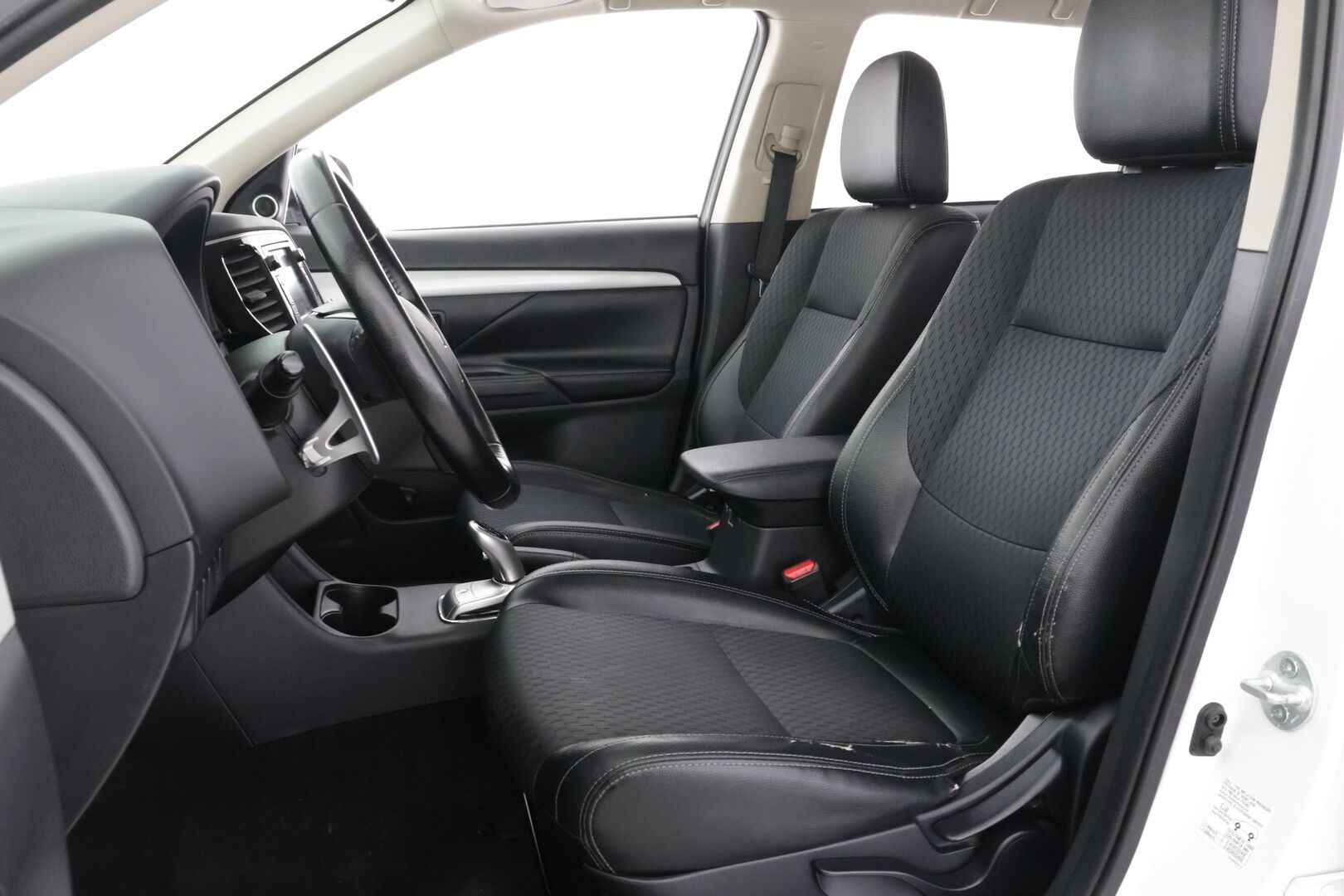Mitsubishi Outlander PHEV 2014 Intense Plus 4WD 5P - Myydään  Huutokaupat.com - Tämä auto myydään huutokaupat.com -sivuston kautta: https://huutokaupat.com/kohde/6581732/mitsubishi-outlander-2014