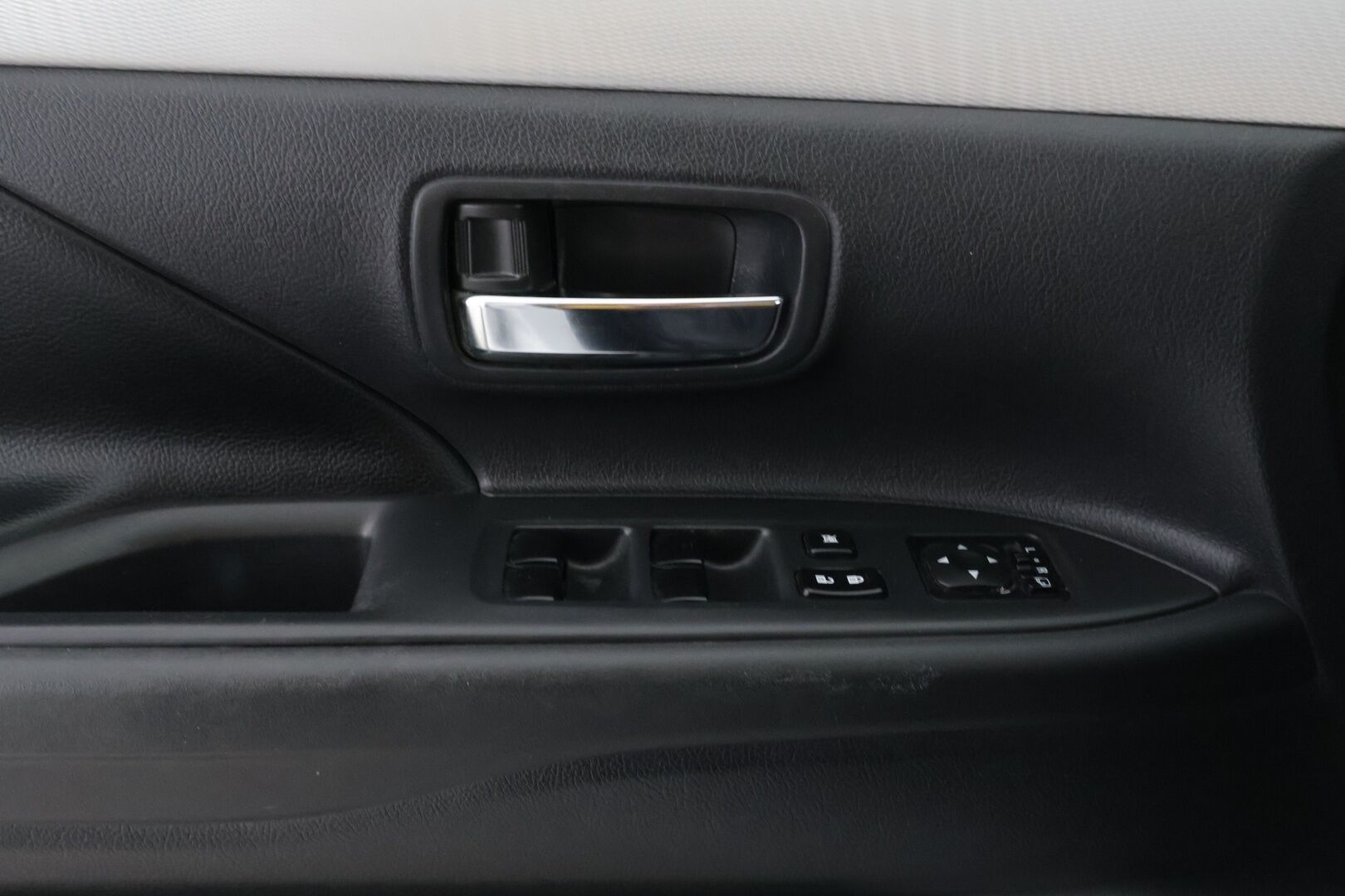 Mitsubishi Outlander PHEV 2014 Intense Plus 4WD 5P - Myydään  Huutokaupat.com - Tämä auto myydään huutokaupat.com -sivuston kautta: https://huutokaupat.com/kohde/6581732/mitsubishi-outlander-2014