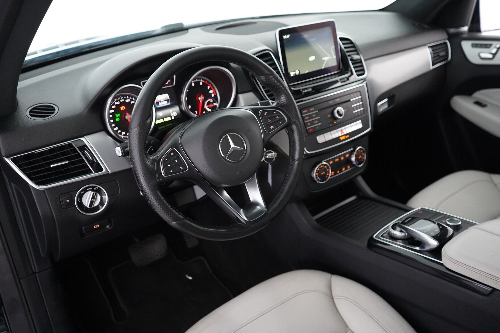 Mercedes-Benz GLE 2016 500 e 4Matic * Distronic + / Muistipenkit / Panorama / Harman&Kardon * - Panorama / Harman&Kardon / Muistipenkit / Koukku / Nahkasisusta - HULLUT AVAJAISHULINAT KORKOTARJOUS 3,29 %