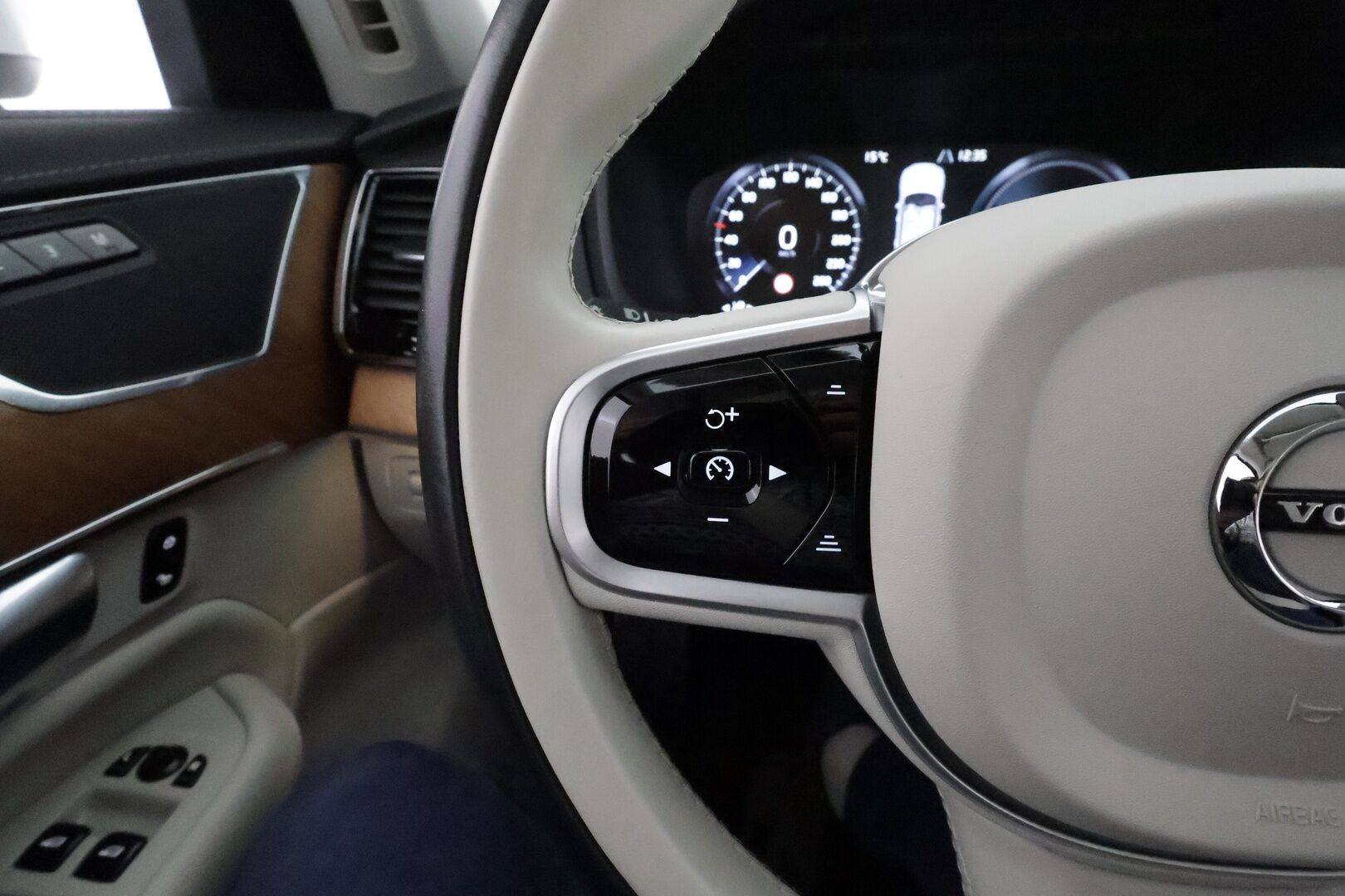 Volvo XC90 2021 T8 TwE AWD Inscription aut 7-P *ACC / Muistipenkit / Full LED / 360° / Vaaleat sporttinahat / Navi / BLIS / Koukku / Webasto* - 1.Om Suomi-auto / Jakohihna vaihdettu 9/25 / Merkkihuollettu - HULLU BLACKWEEK KORKOTARJOUS 2,49%