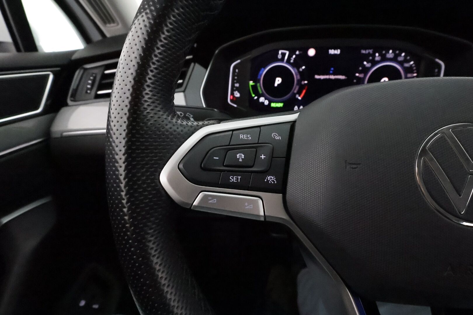 Volkswagen Passat 2021 Variant GTE Business Plug-In Hybrid 160 kW DSG *ACC / P.kamera / Webasto / IQ.Light / Koukku / Navi* - Suomi-auto / Akku kuntotarkastettu! / Kahdet renkaat aluvanteilla