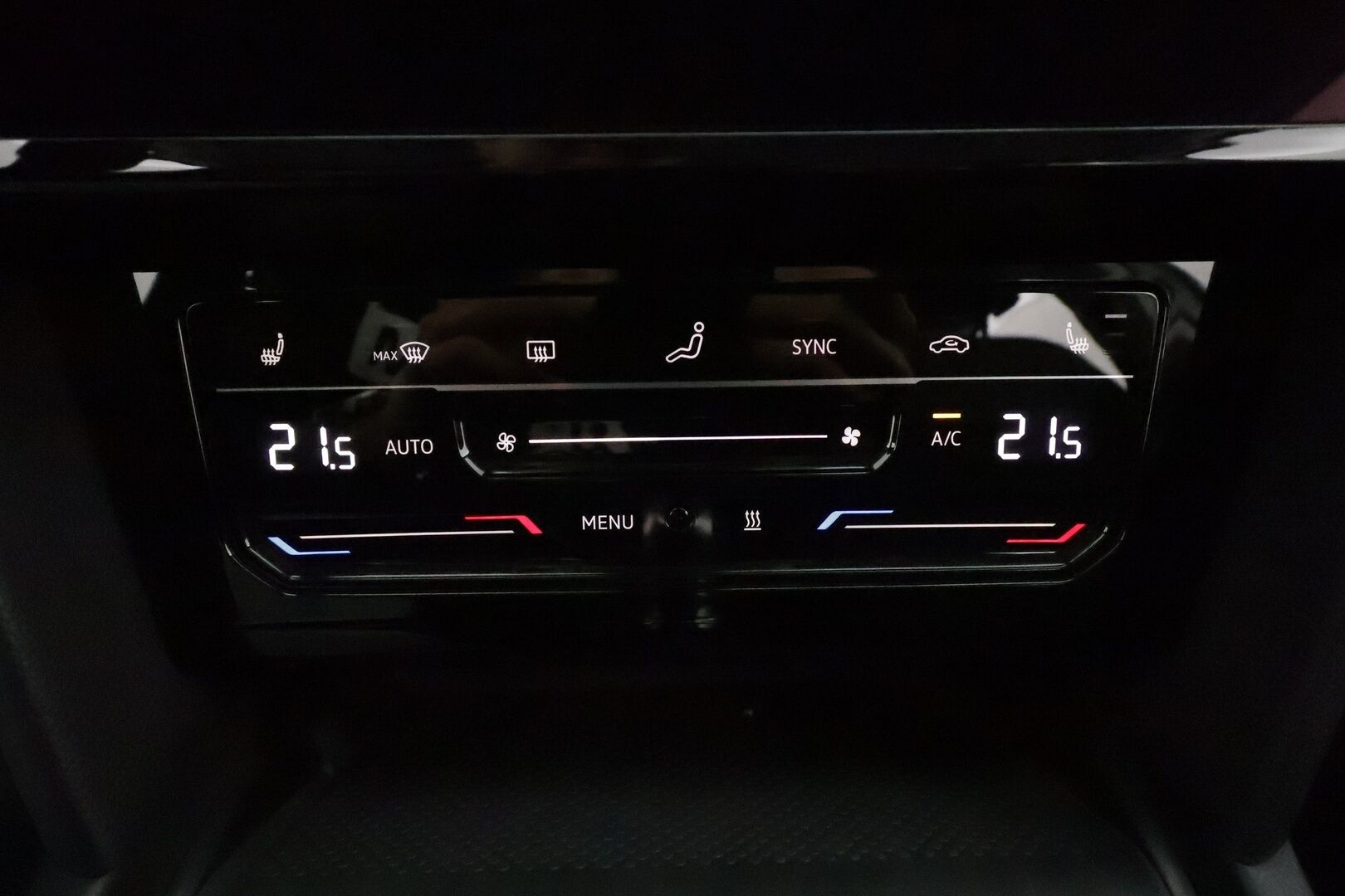 Volkswagen Passat 2021 Variant GTE Business Plug-In Hybrid 160 kW DSG *ACC / P.kamera / Webasto / IQ.Light / Koukku / Navi* - Suomi-auto / Akku kuntotarkastettu! / Kahdet renkaat aluvanteilla