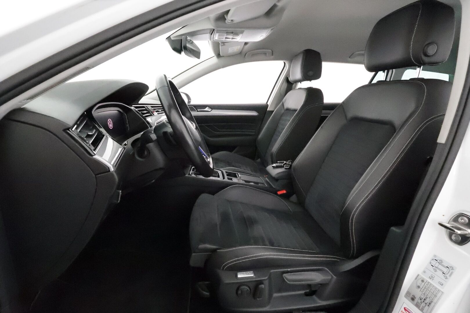 Volkswagen Passat 2021 Variant GTE Business Plug-In Hybrid 160 kW DSG *ACC / P.kamera / Webasto / IQ.Light / Koukku / Navi* - Suomi-auto / Akku kuntotarkastettu! / Kahdet renkaat aluvanteilla
